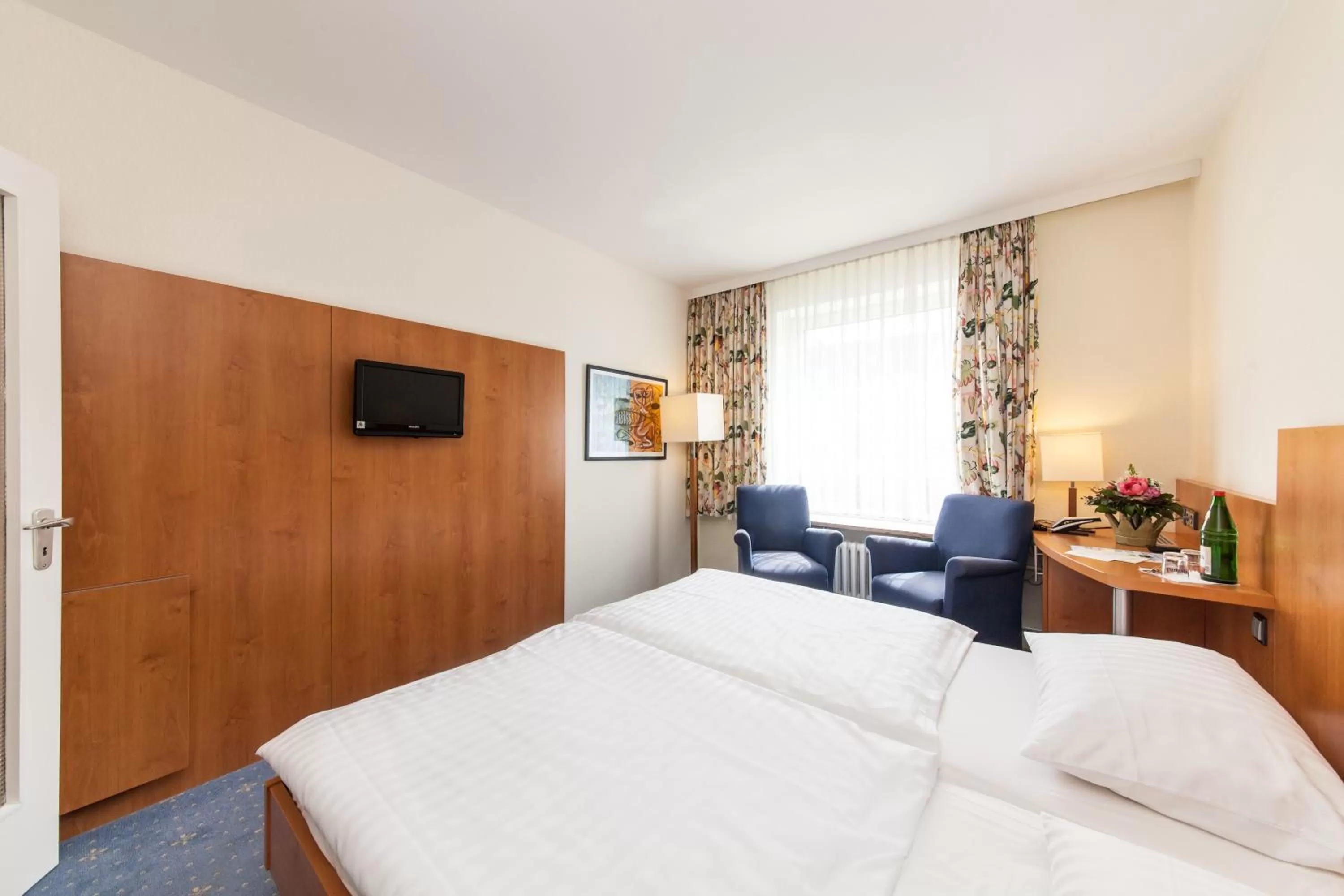 Photo of the whole room, Bed in Hotel Drei Kronen Elmshorn