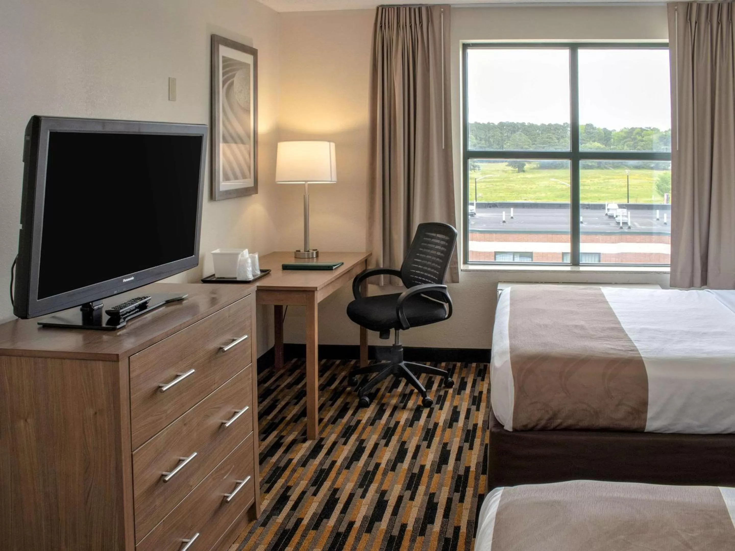 Photo of the whole room, Bed in Quality Suites Lake Wright - Norfolk Airport