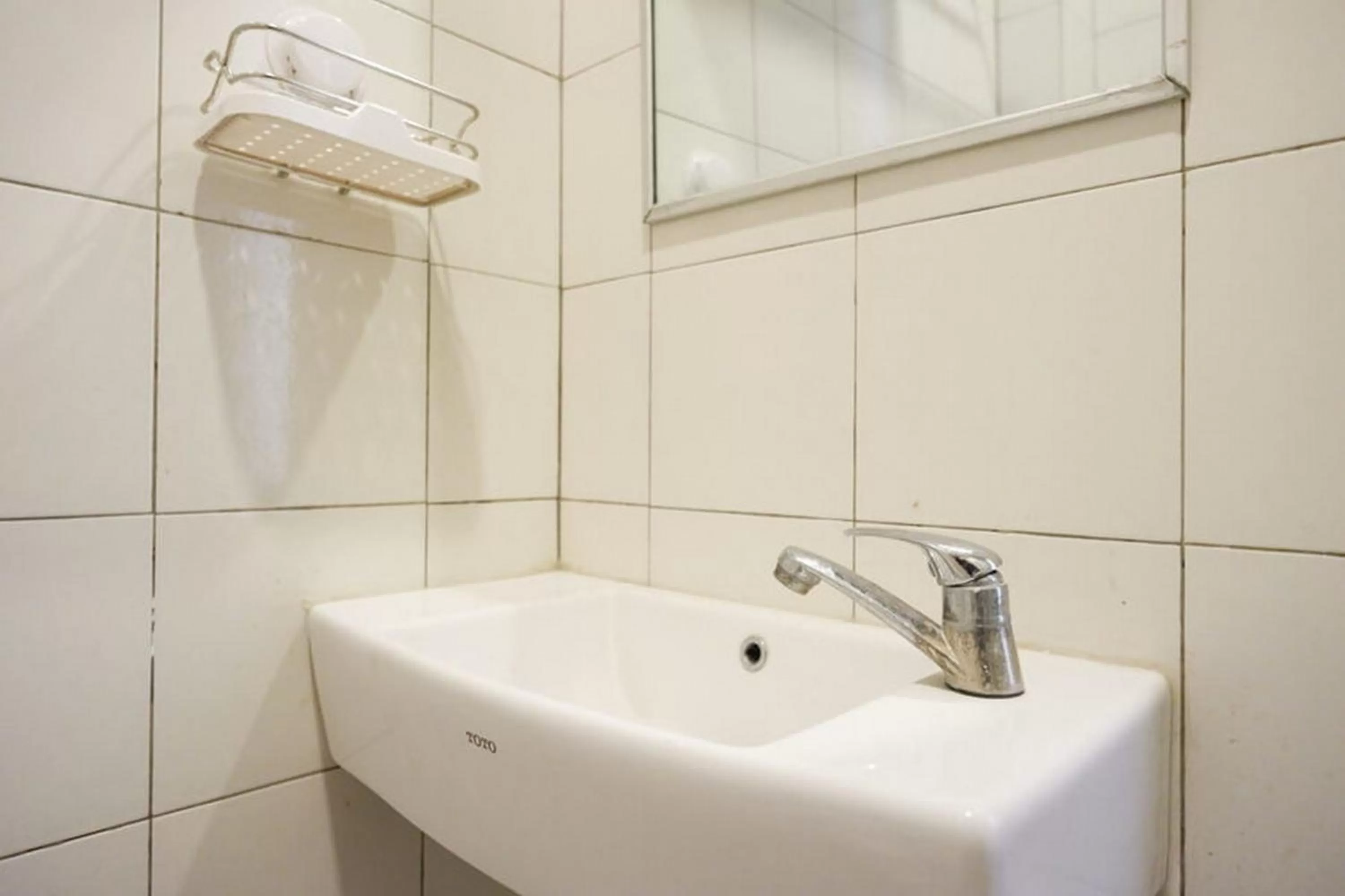 Bathroom in RedDoorz Plus near Kawasan Sam Poo Kong Semarang