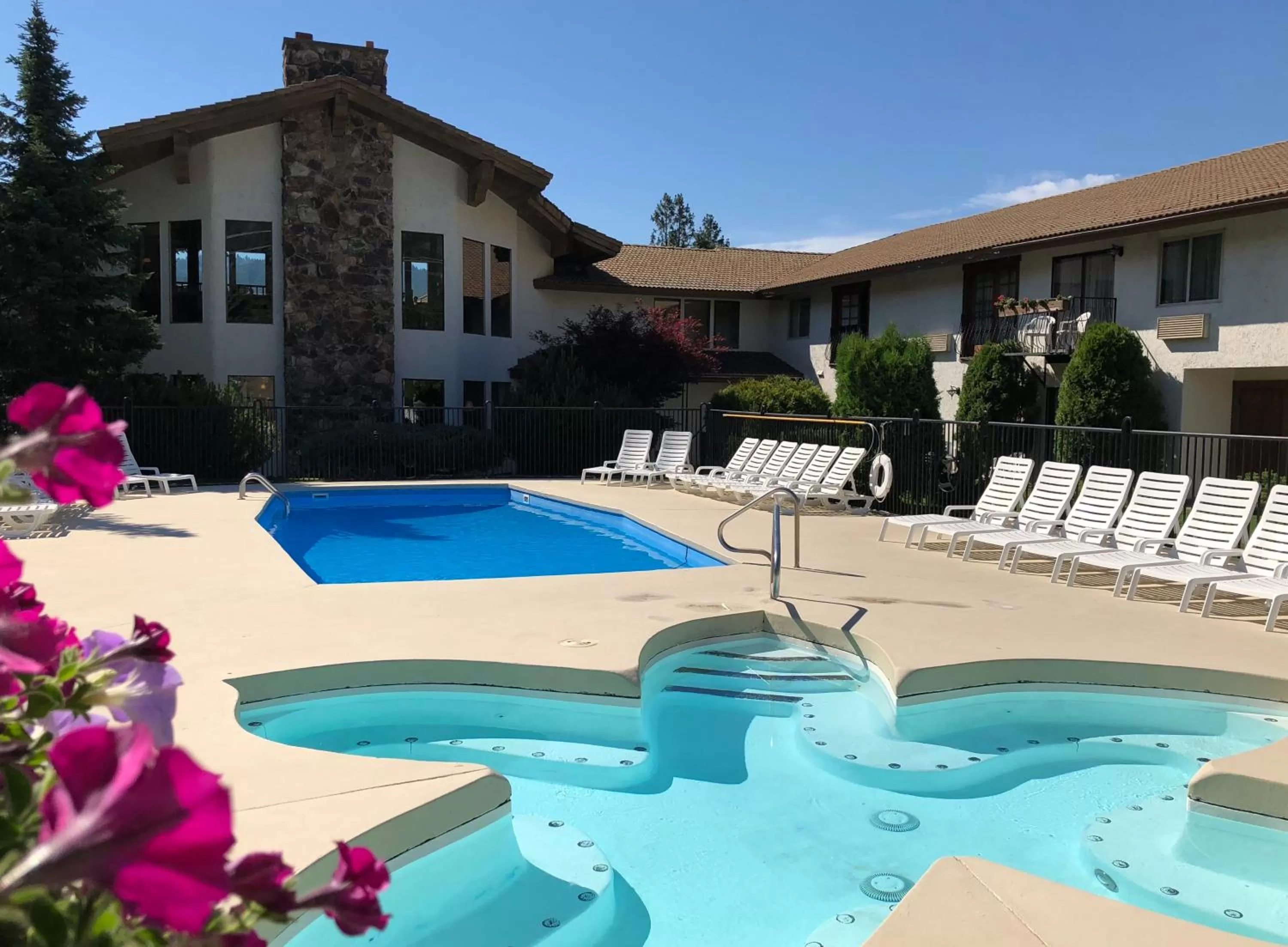 Pool view in Enzian Inn
