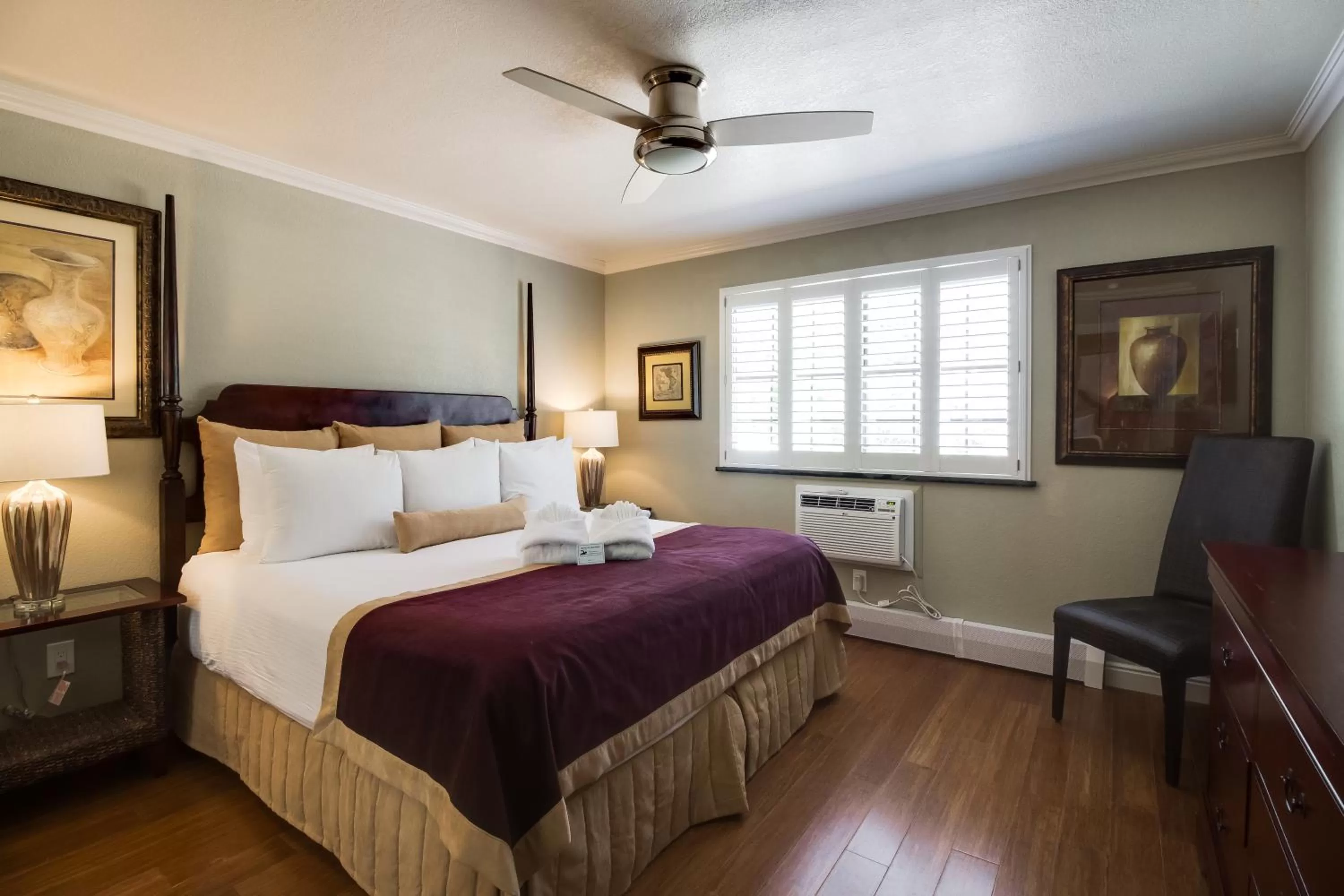 Bed in Twin Peaks Lodge & Hot Springs