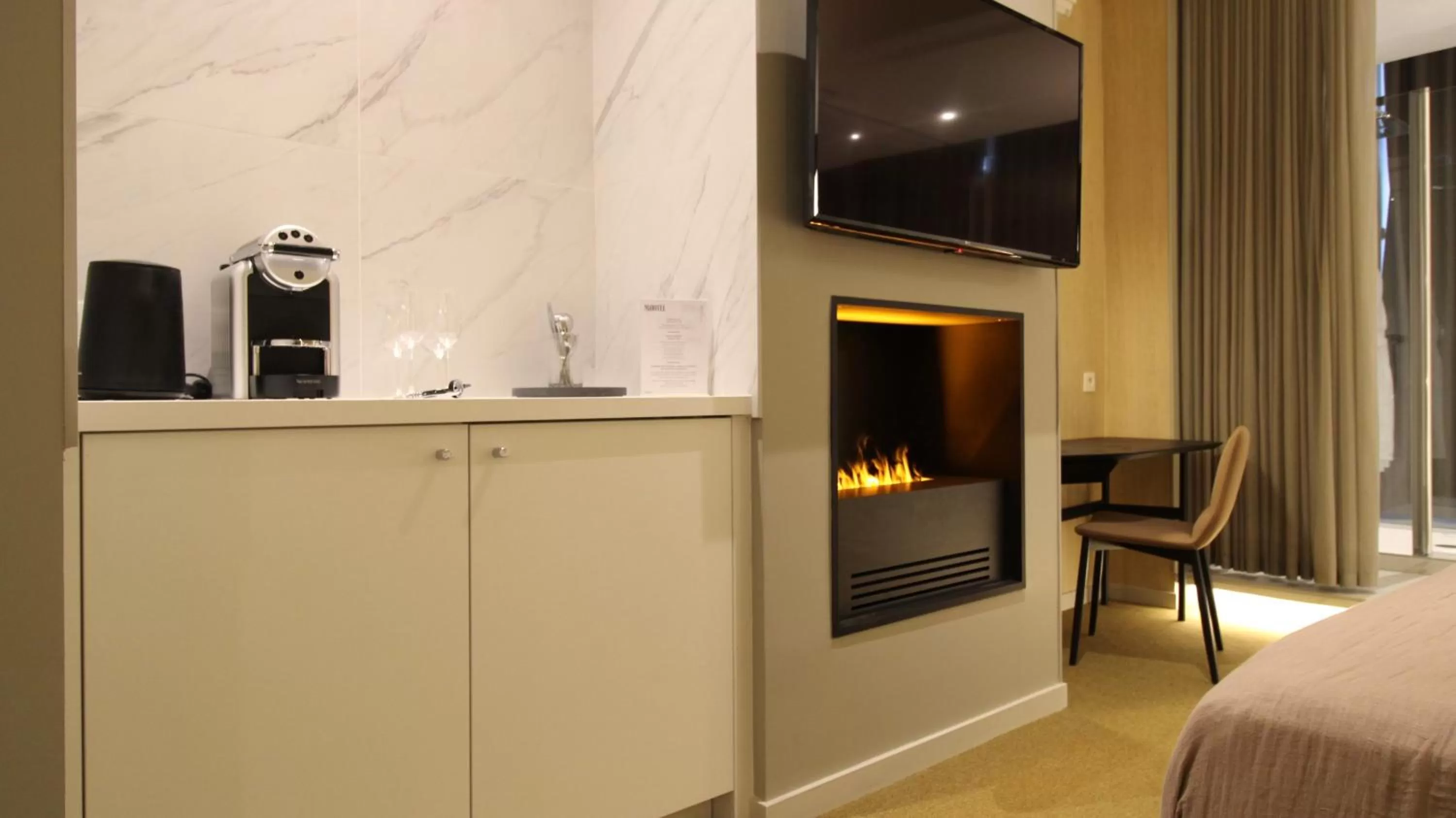 TV and multimedia, TV/Entertainment Center in MiHotel Sala