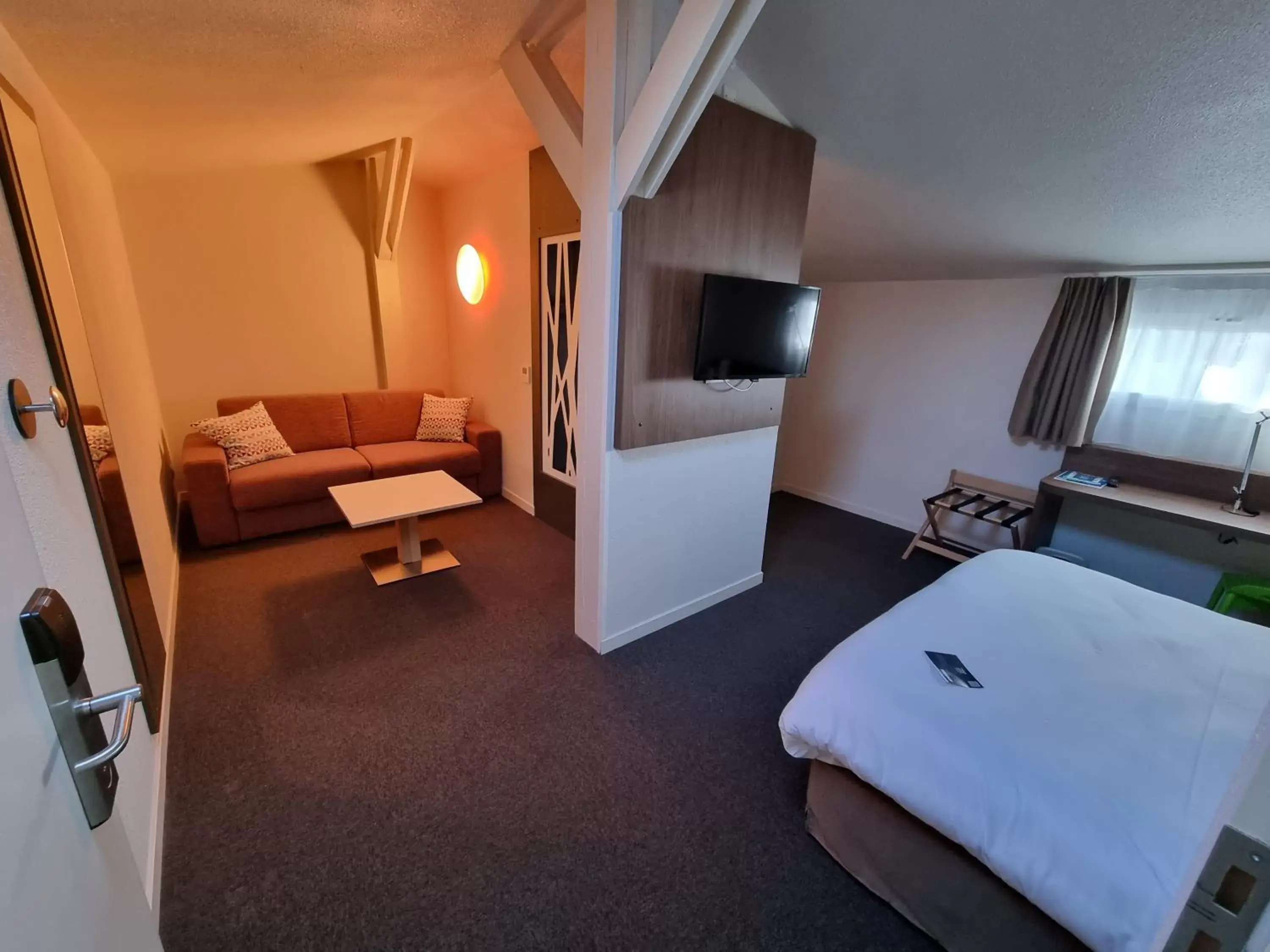 Double Room with Two Double Beds in Campanile Toulouse - Blagnac Aéroport Double Room with Two Double Beds in Campanile Toulouse - Blagnac Aéroport