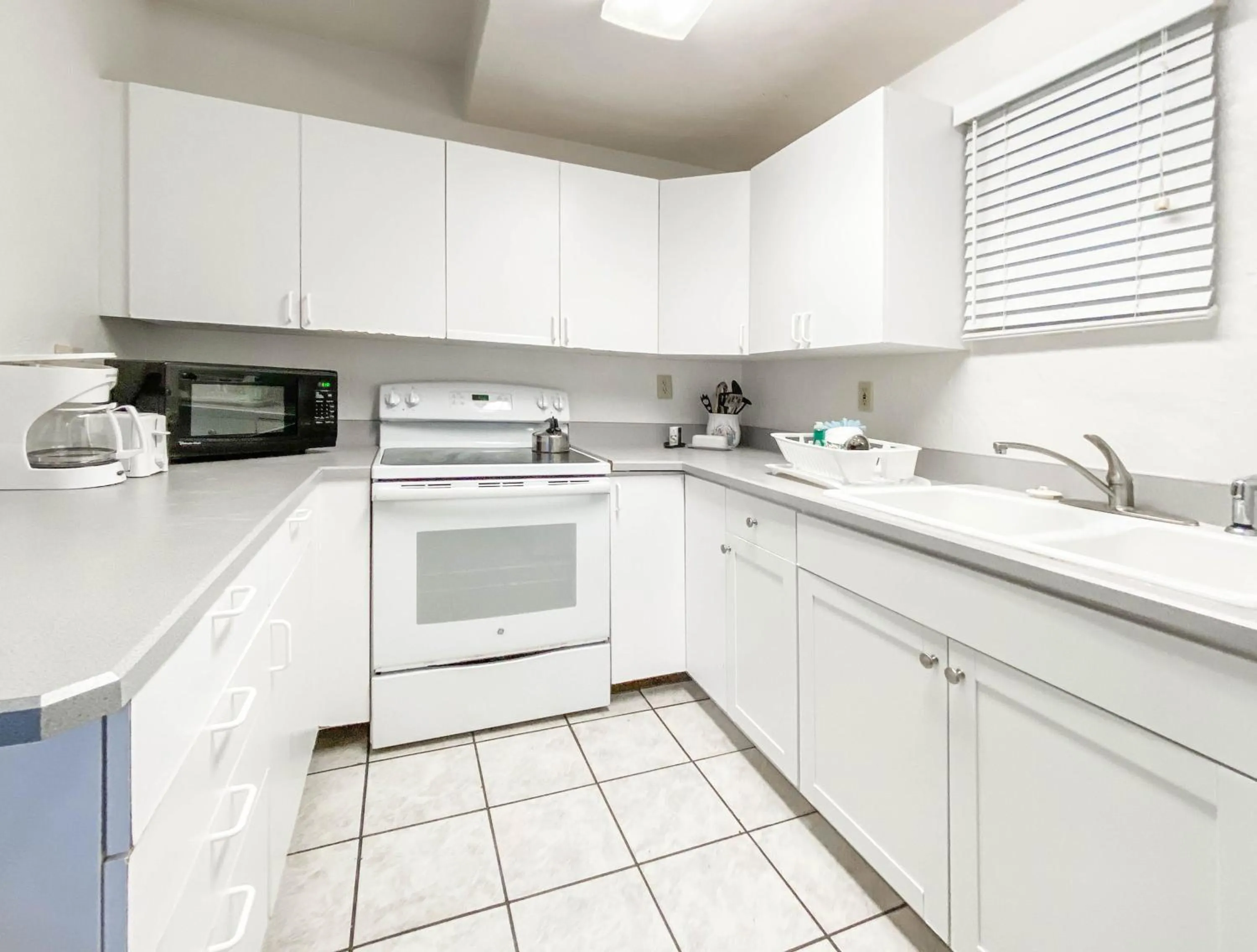 Kitchen or kitchenette in Ocean Court Beachfront Hotel