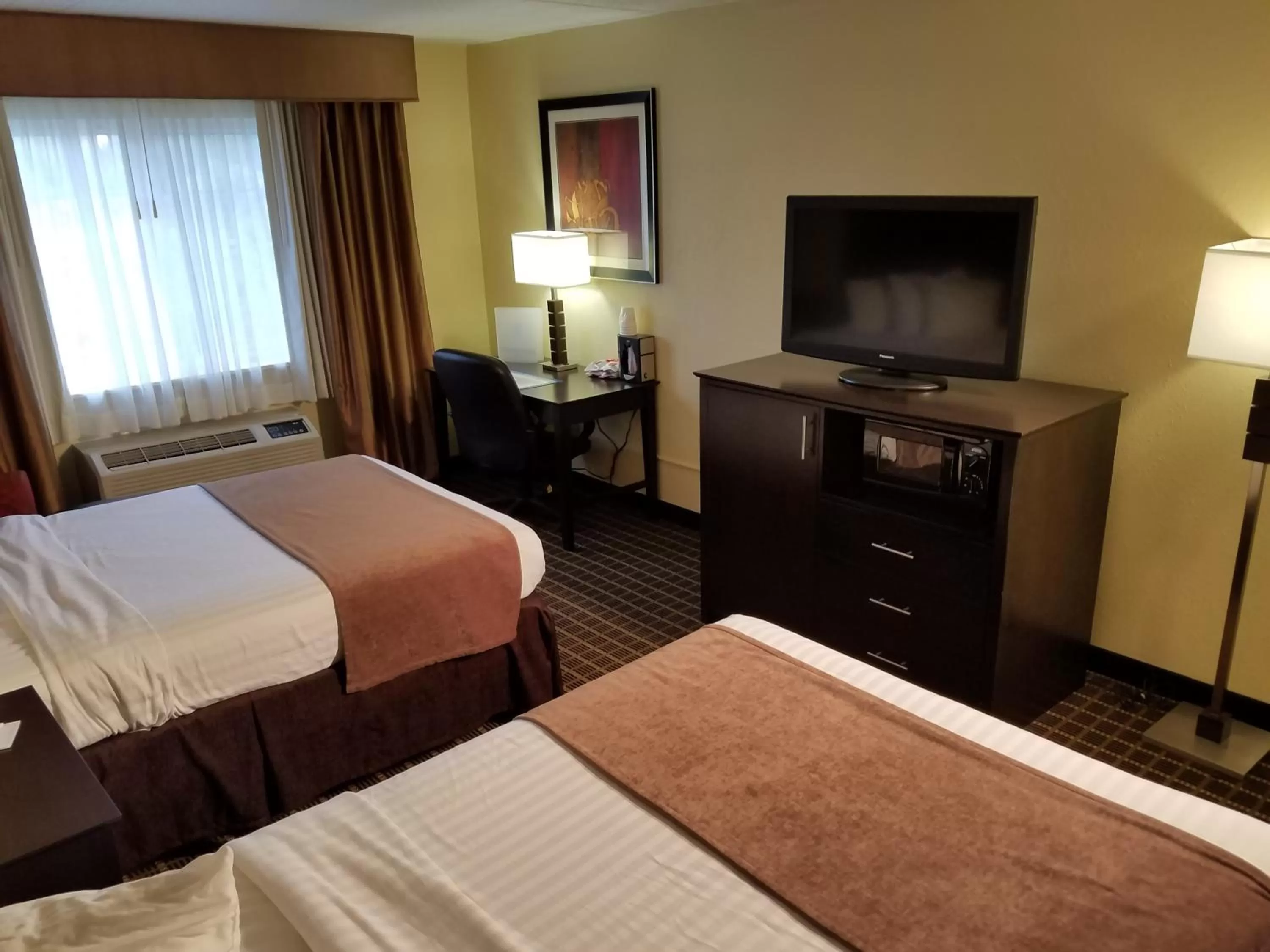 Bedroom, Bed in Quality Inn & Suites Morgantown - University Area