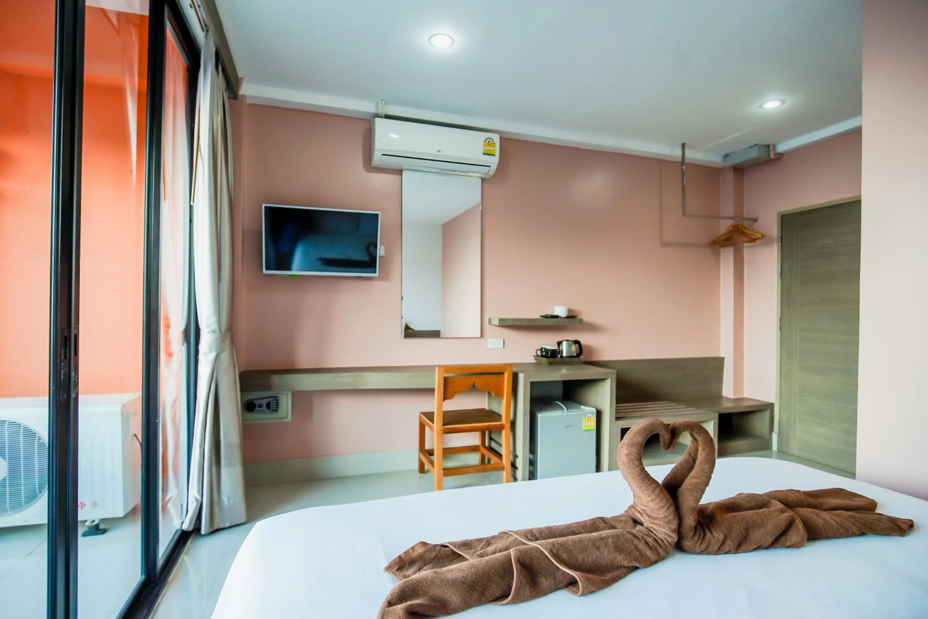 Photo of the whole room, Bed in Khaleej Mass Hotel Patong