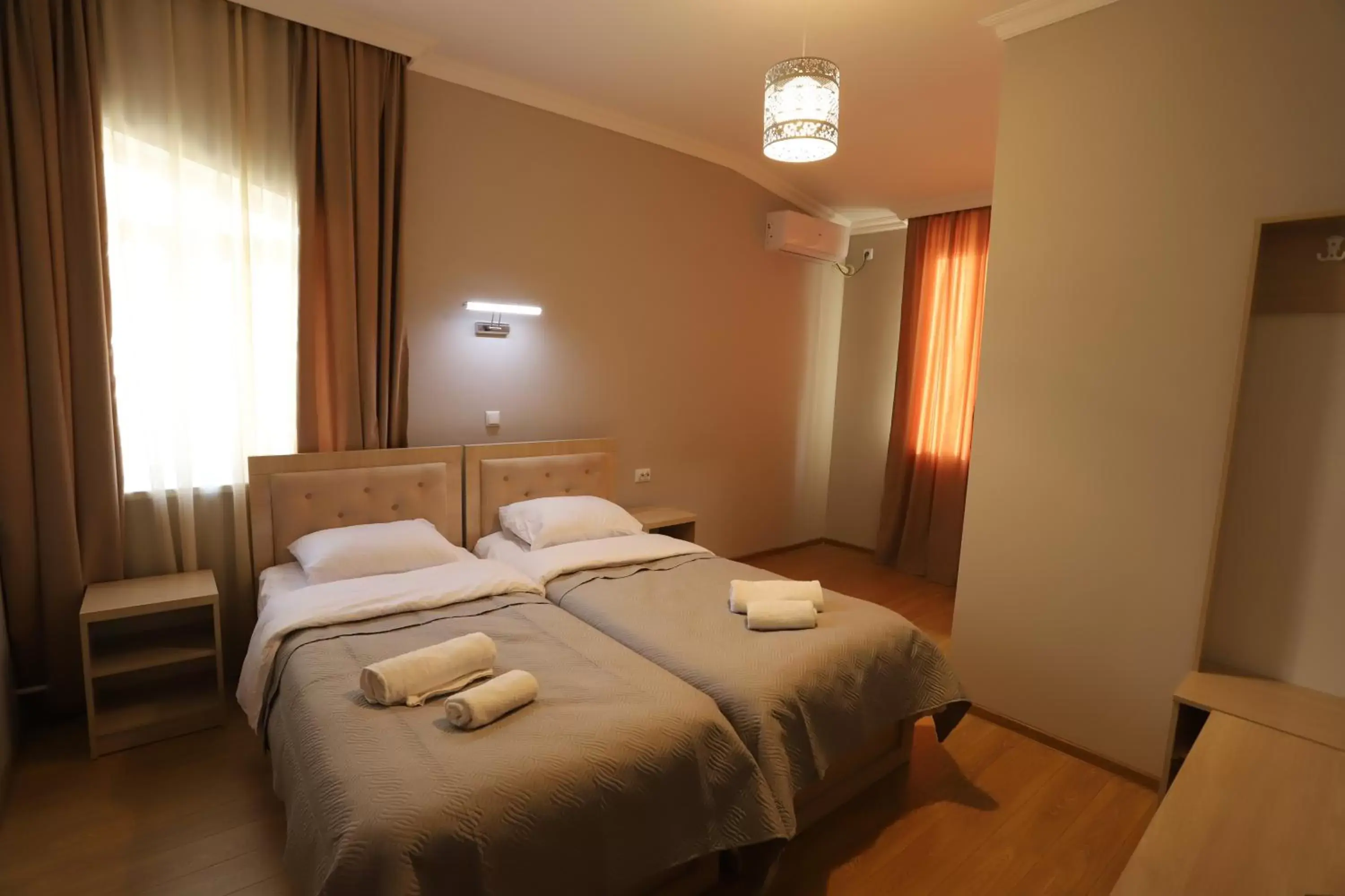 Large Twin Room - single occupancy in Hotel Hollywood Large Twin Room - single occupancy in Hotel Hollywood