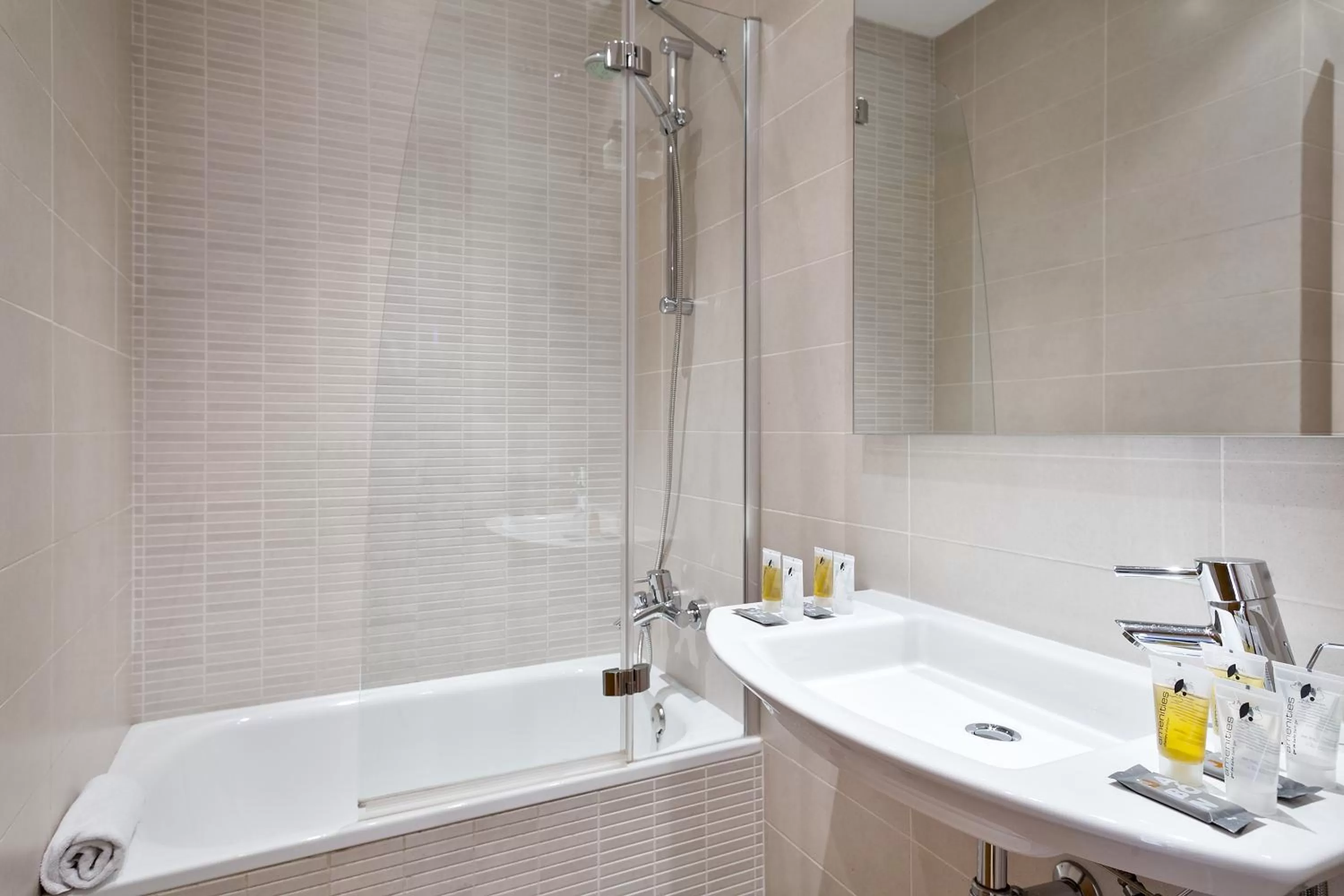 Bathroom in Hotel Acta Laumon