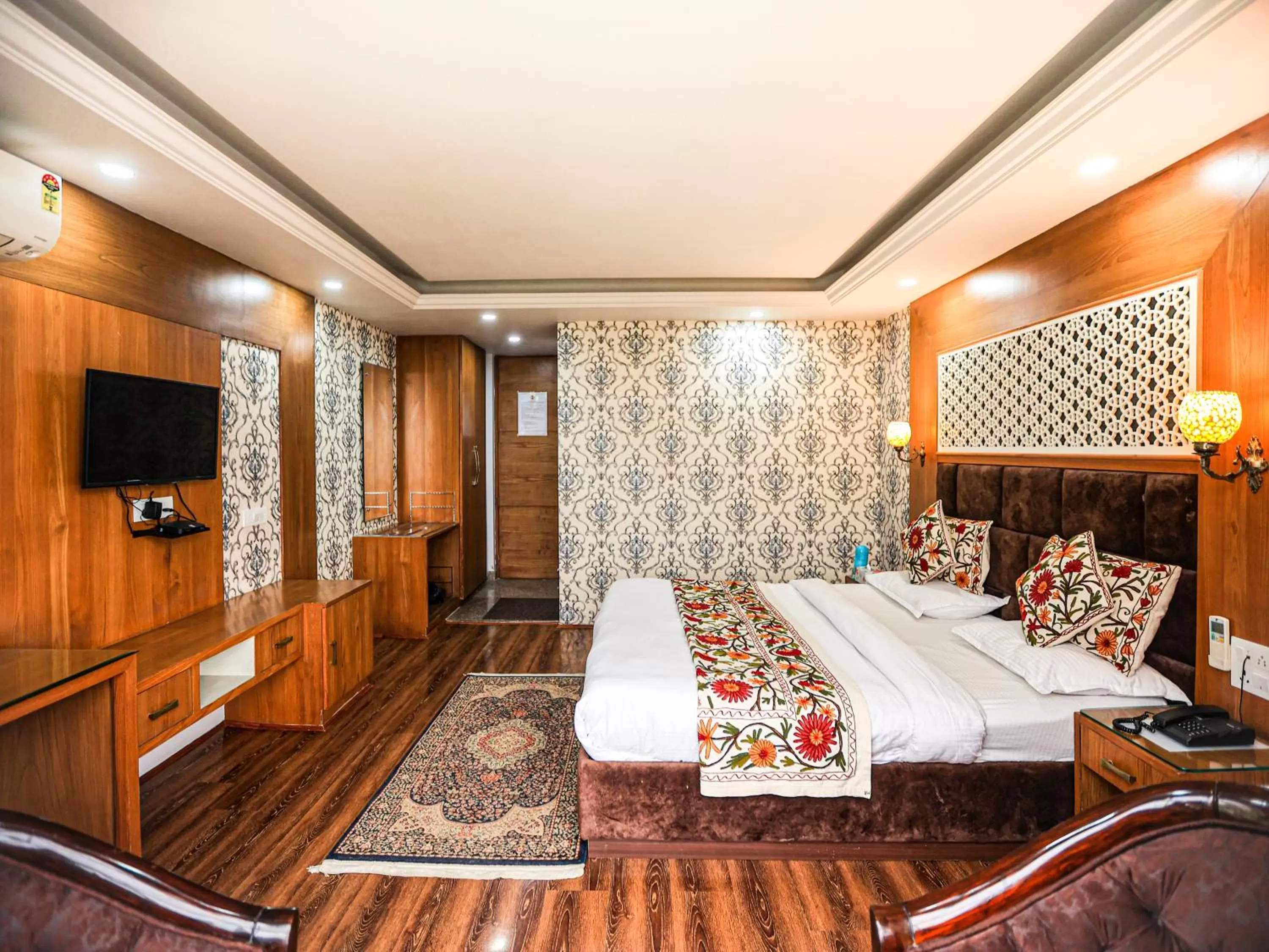 Communal lounge/ TV room, Bed in Hotel The Montreal