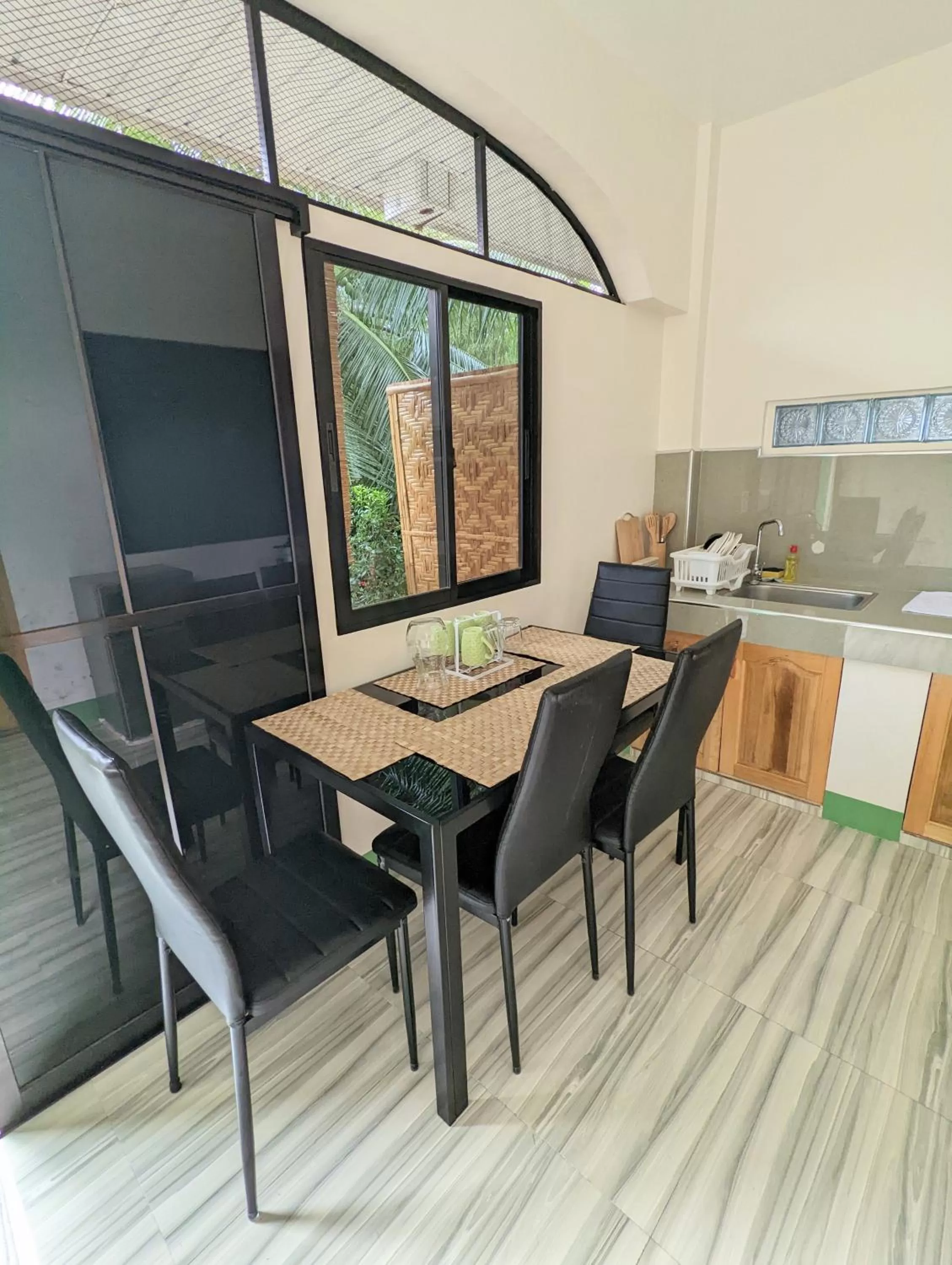 Dining Area in Charlina Inn Panglao