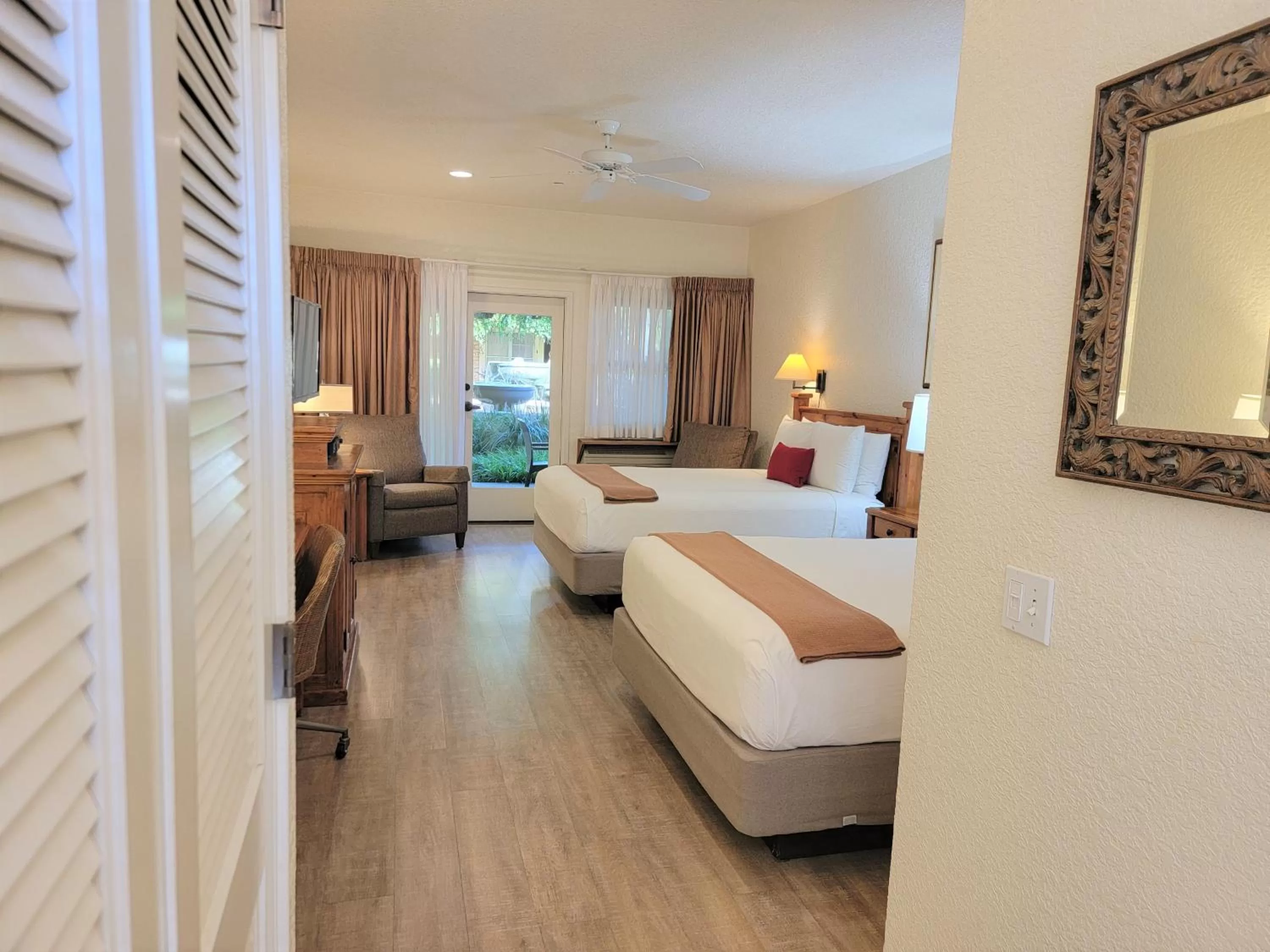 Deluxe Queen Room - Disability Access in El Pueblo Inn