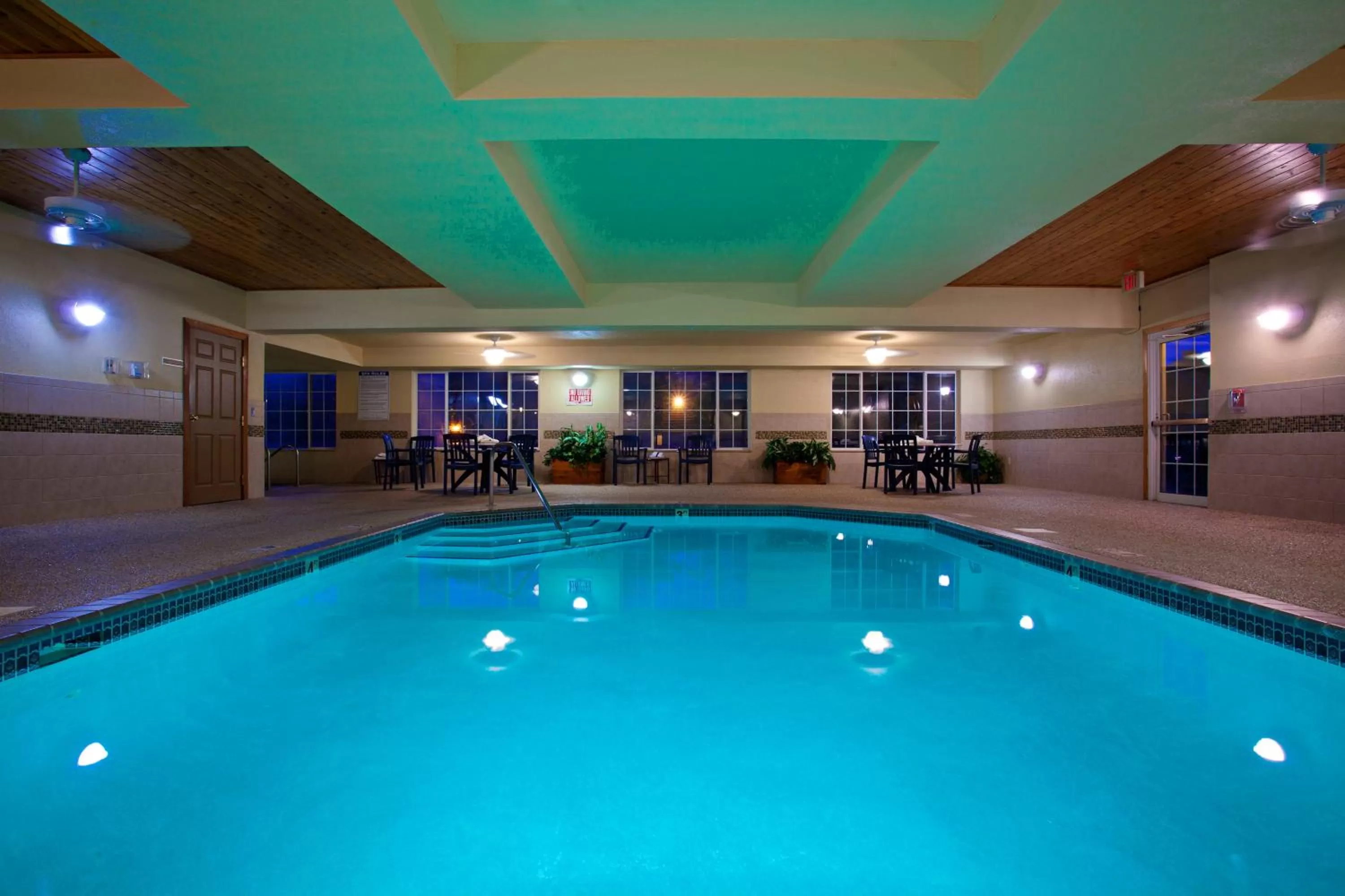 Swimming pool in Country Inn & Suites by Radisson, Minneapolis-Shakopee