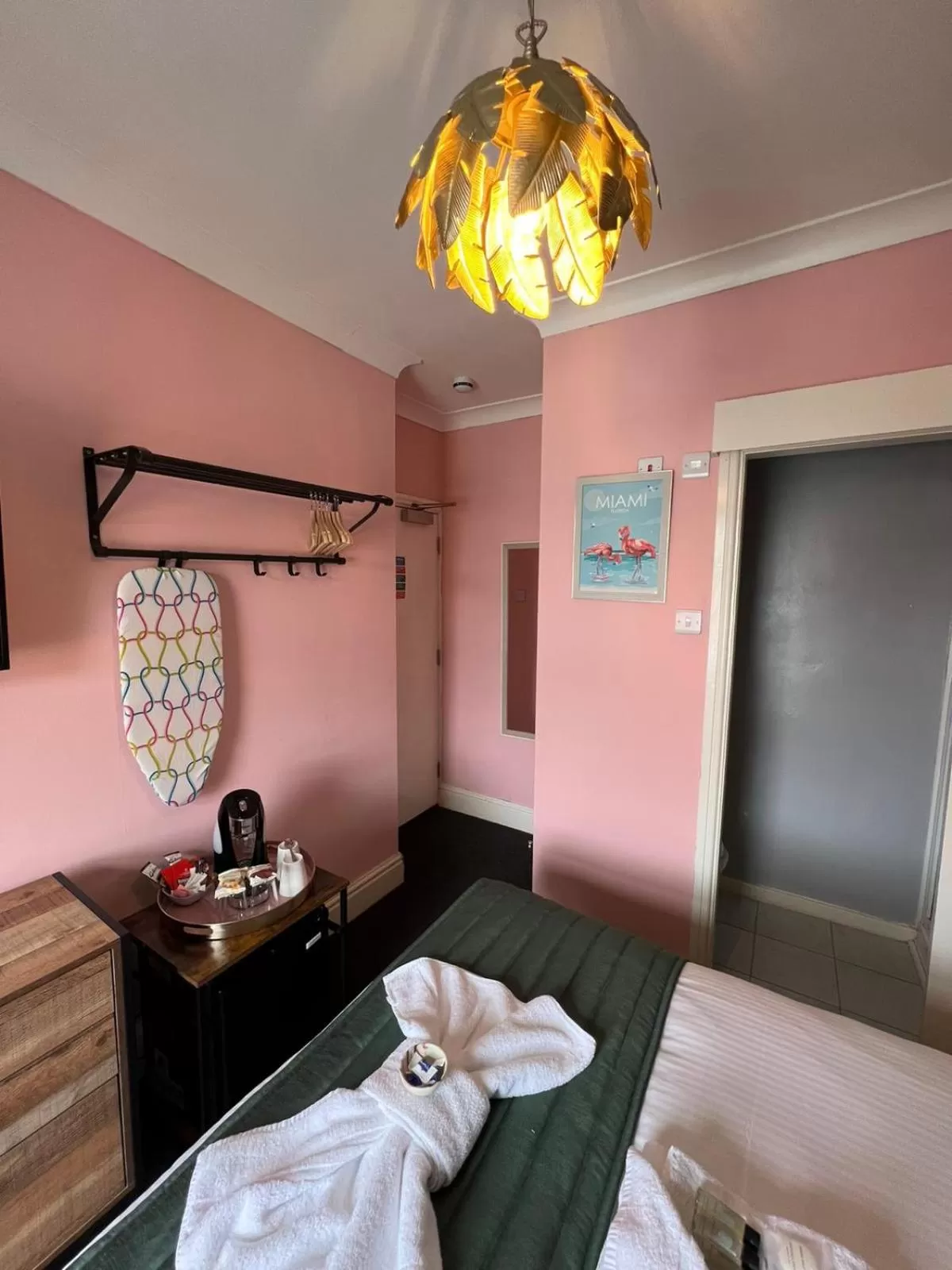 hair dresser, Bed in McGraths Hotel & Public Bar