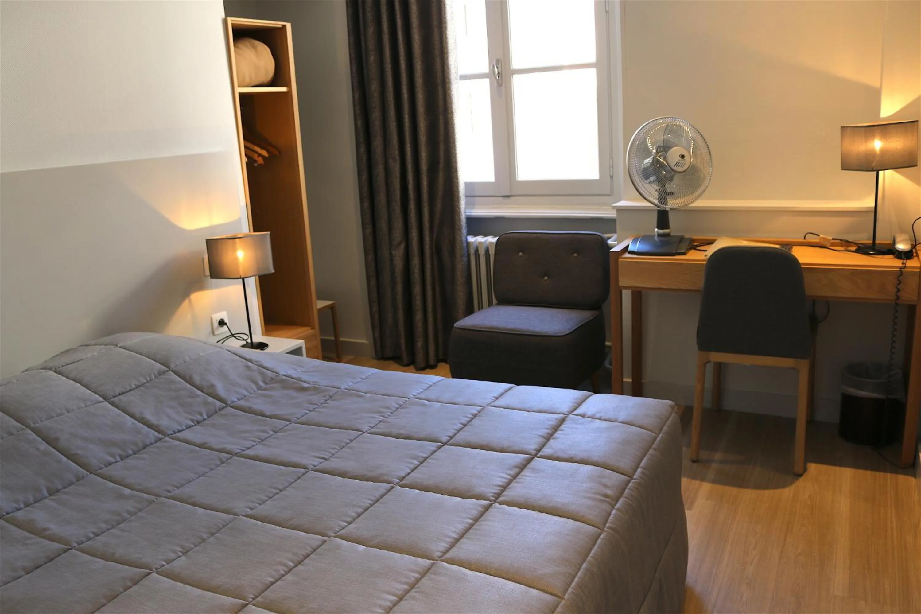 Photo of the whole room, Bed in Hotel du Théatre