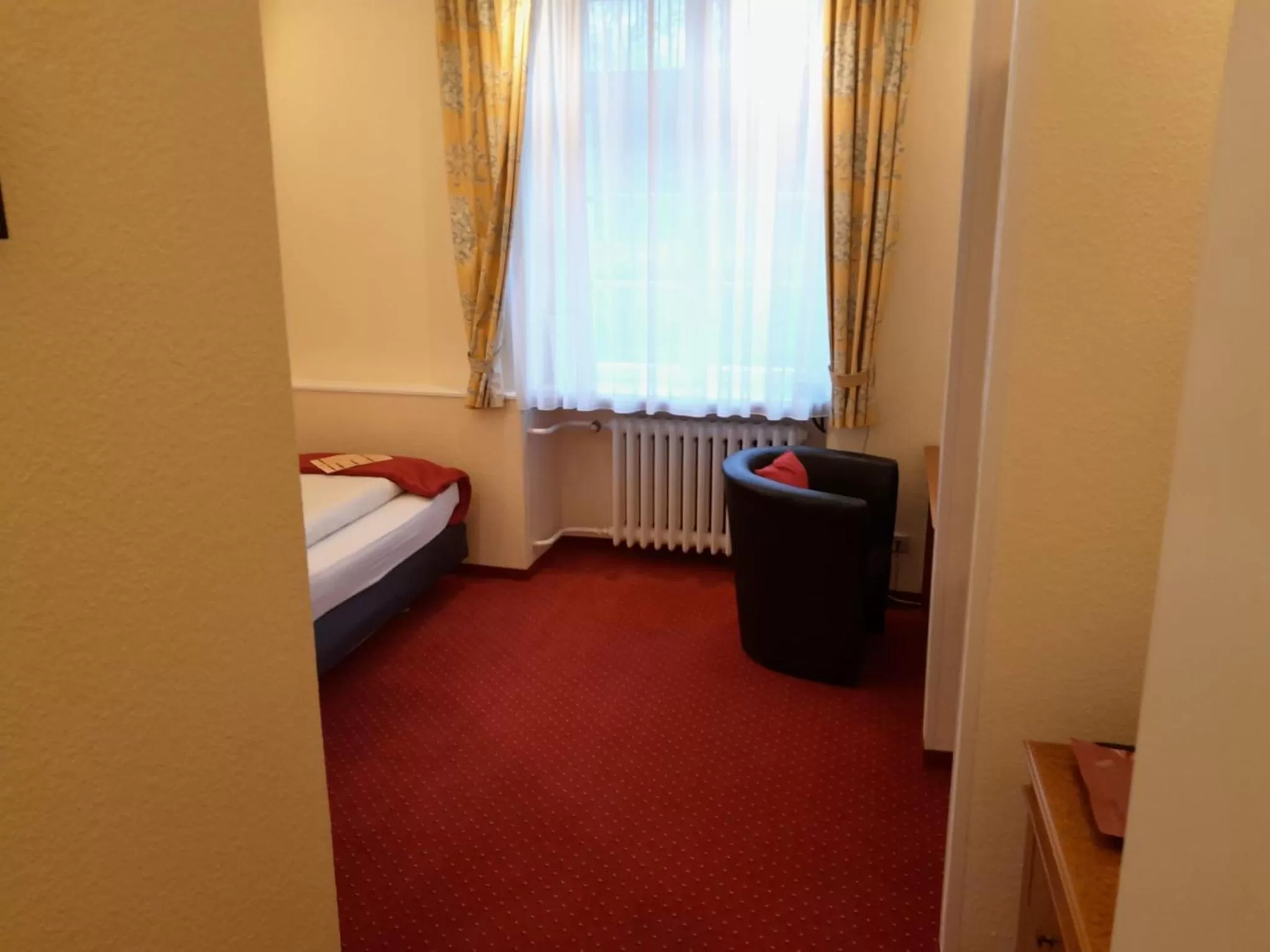 Photo of the whole room, Bed in Schlosshotel Domäne Walberberg