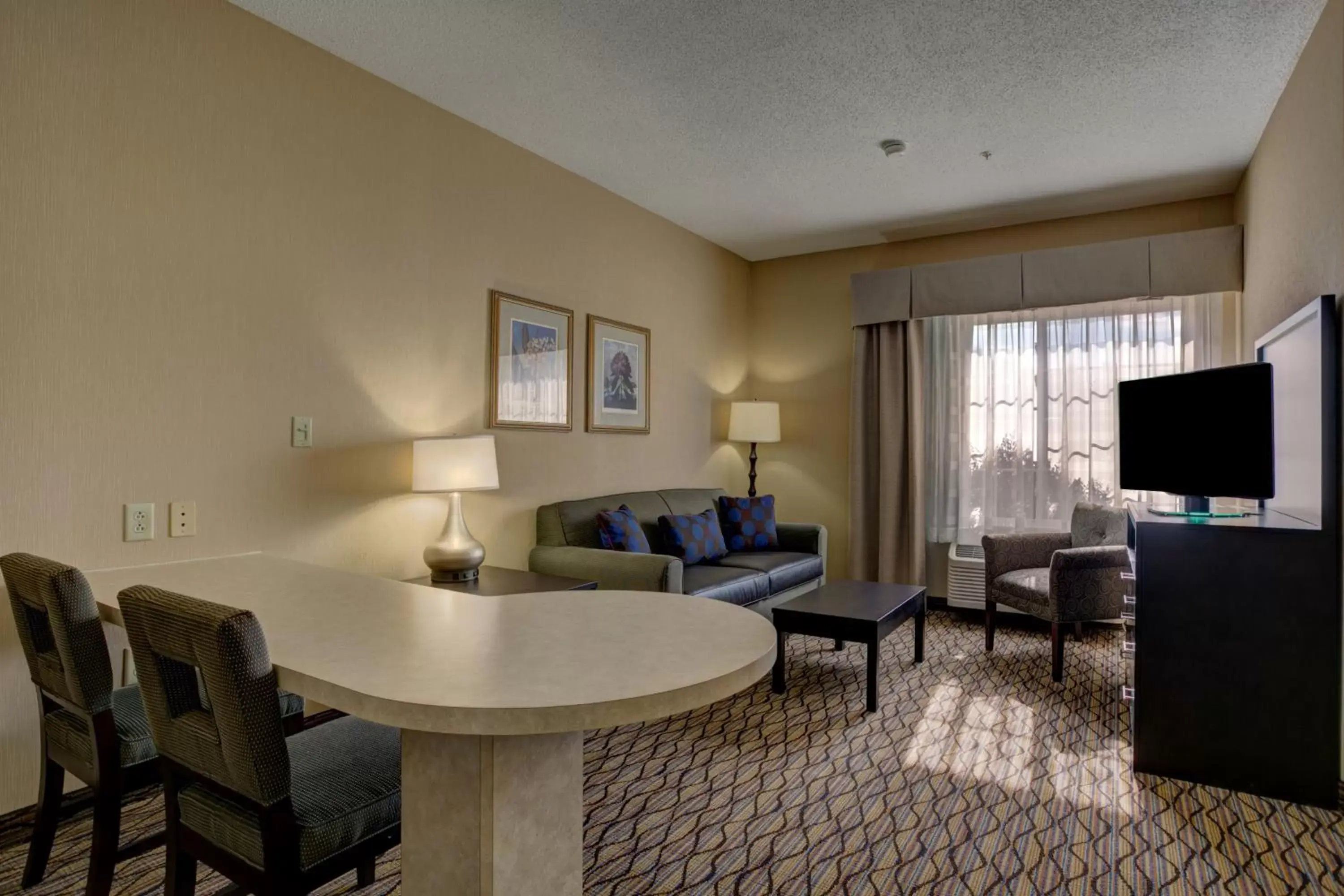 Deluxe King Suite in Holiday Inn Milwaukee Airport by IHG Deluxe King Suite in Holiday Inn Milwaukee Airport by IHG