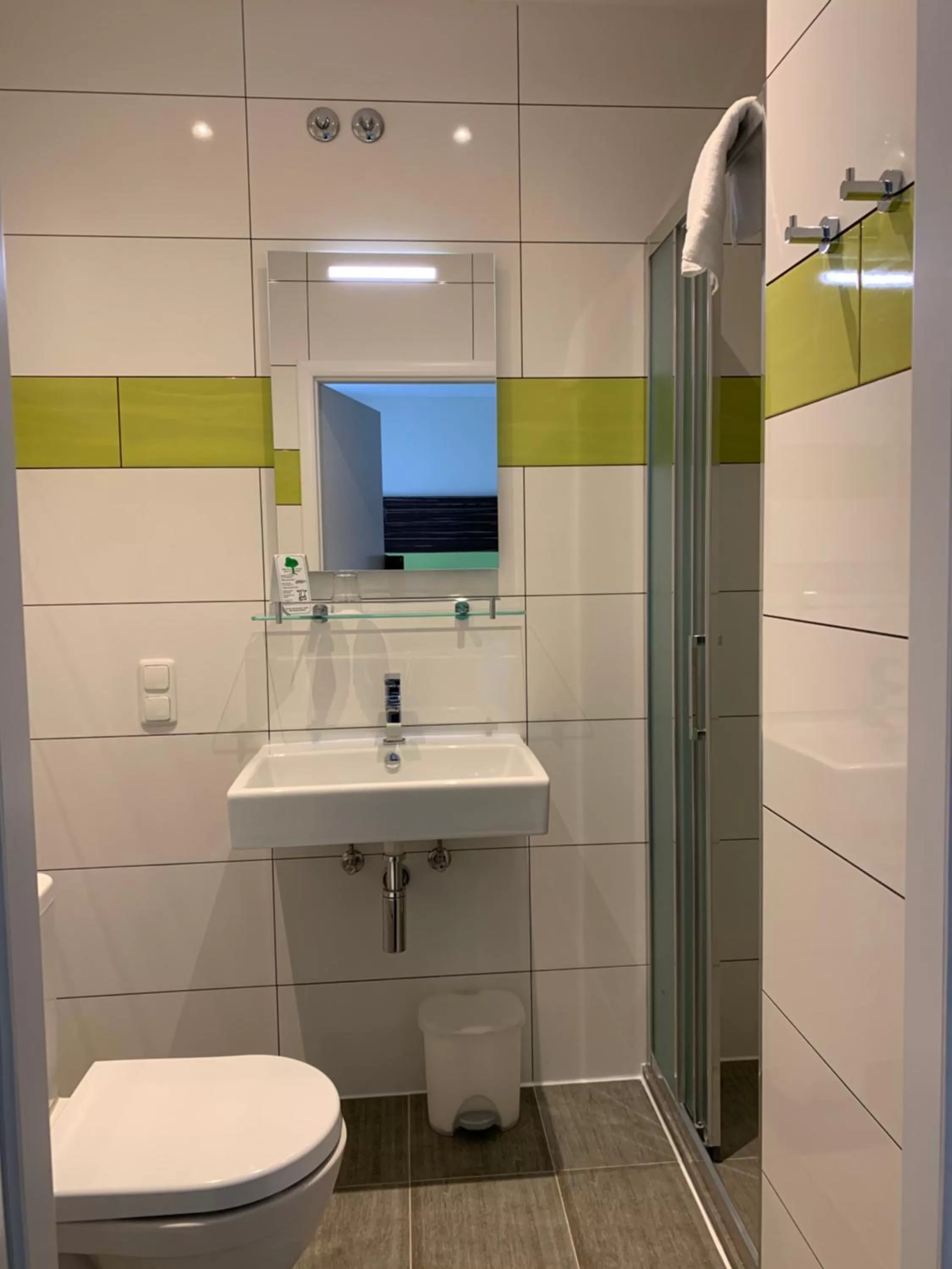 Shower, Bathroom in Behringers City Hotel Nürnberg