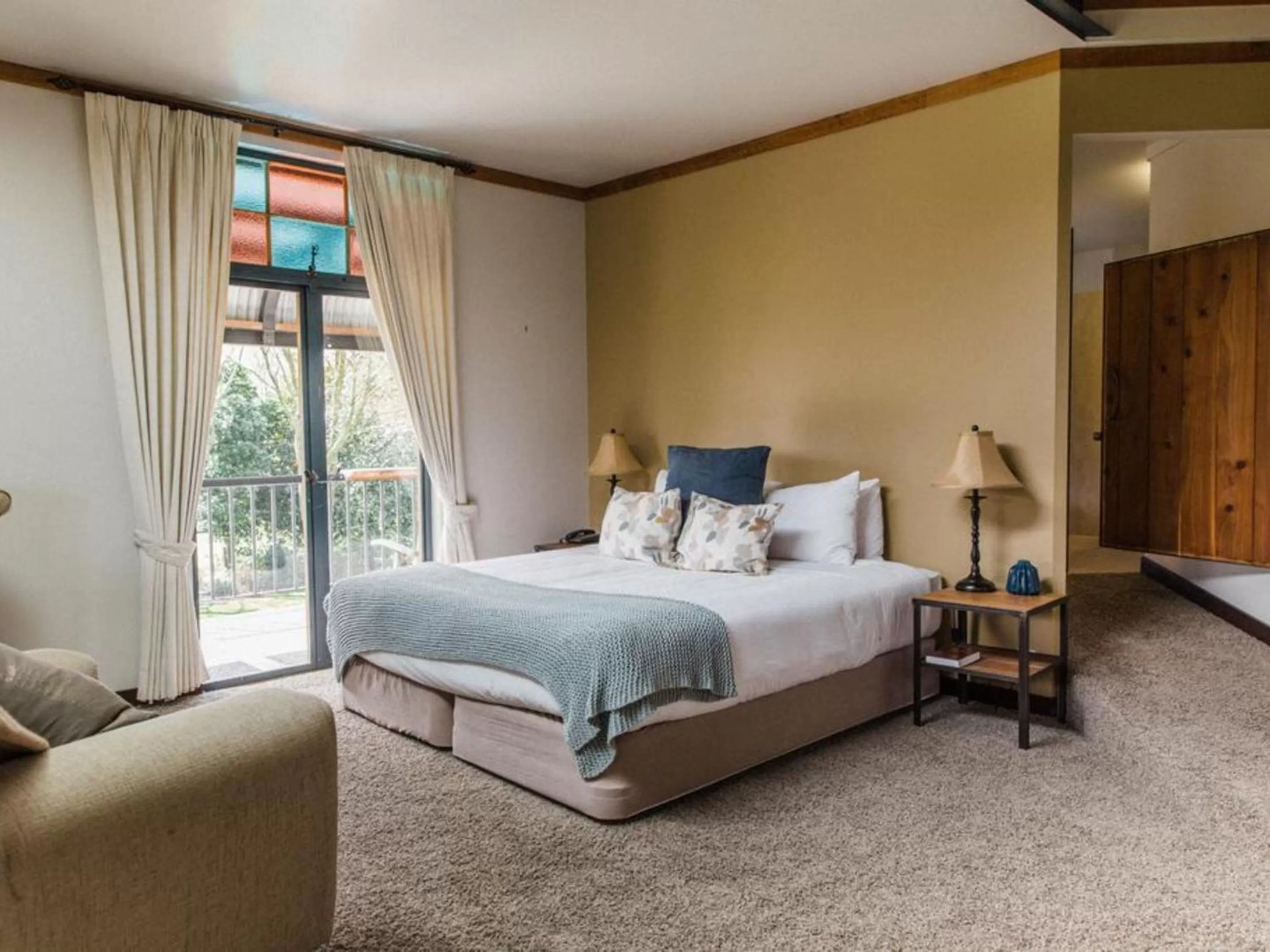 Photo of the whole room, Bed in The Narrows Landing Hotel