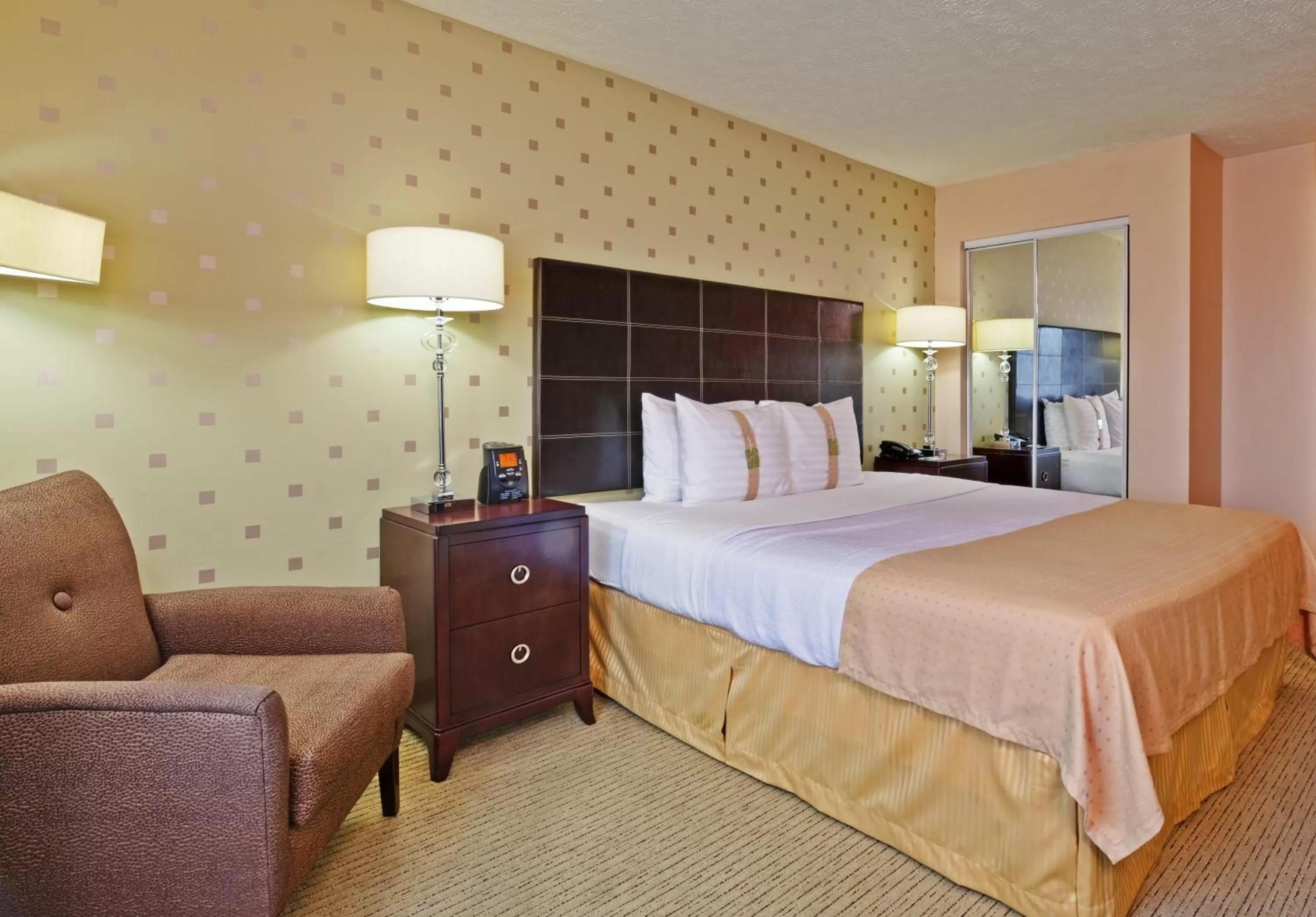 Photo of the whole room, Bed in Holiday Inn Bloomington-University Area by IHG