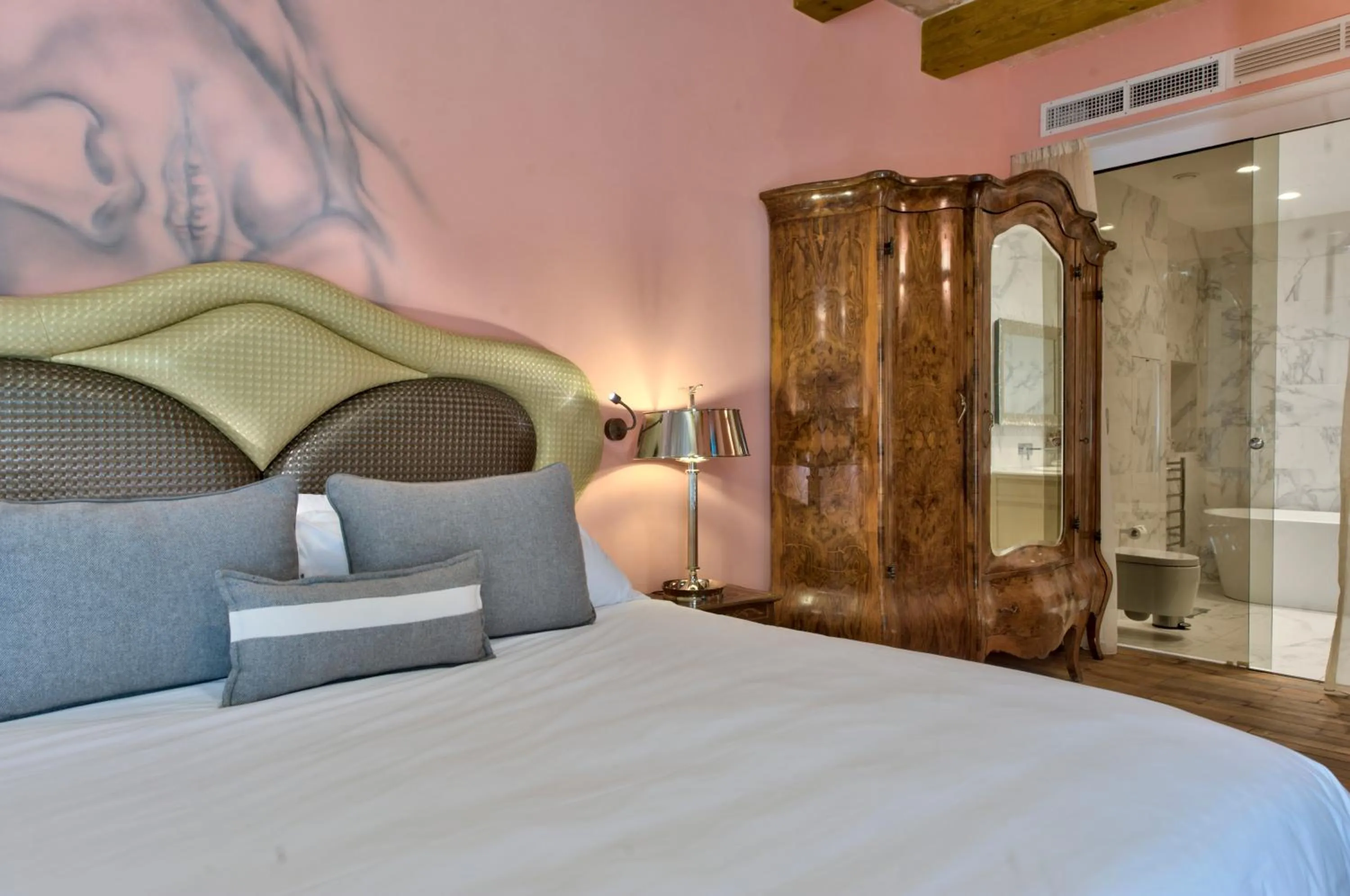 Bedroom, Bed in Palazzo Consiglia - IK Collection