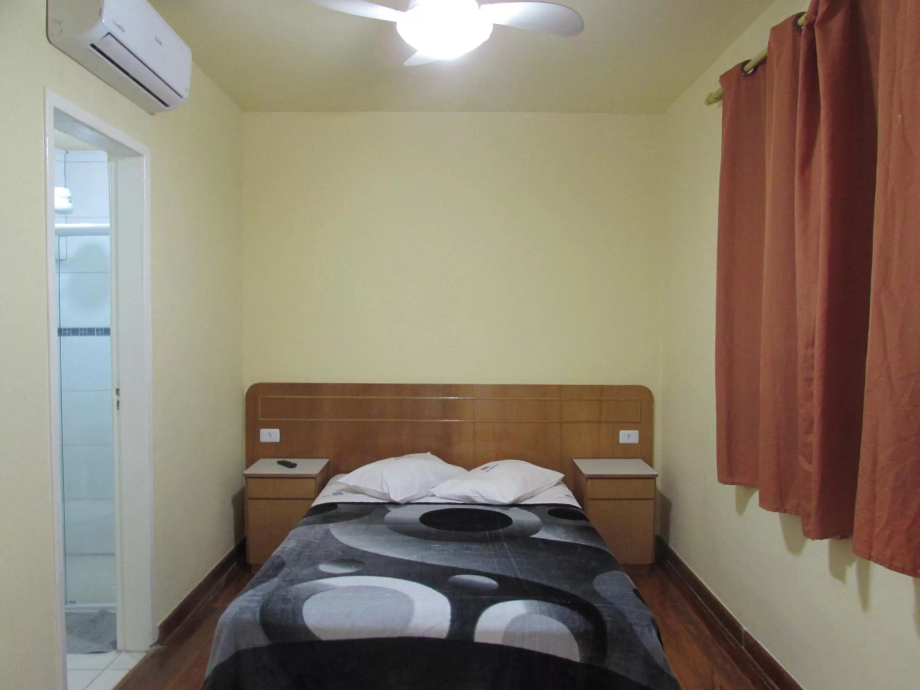 Bed in Hotel Monteneve a 2 minutos do Bom Retiro, a 8 minutos da 25 de Março a 100 metros da estação de trem para Aeroporto Internacional de Guarulhos