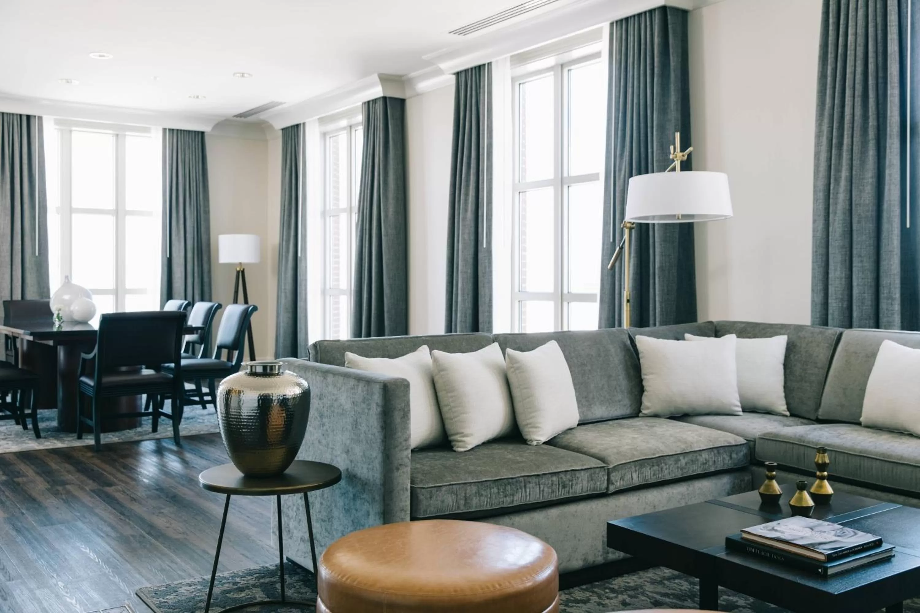 Living room in Marriott St. Louis Grand