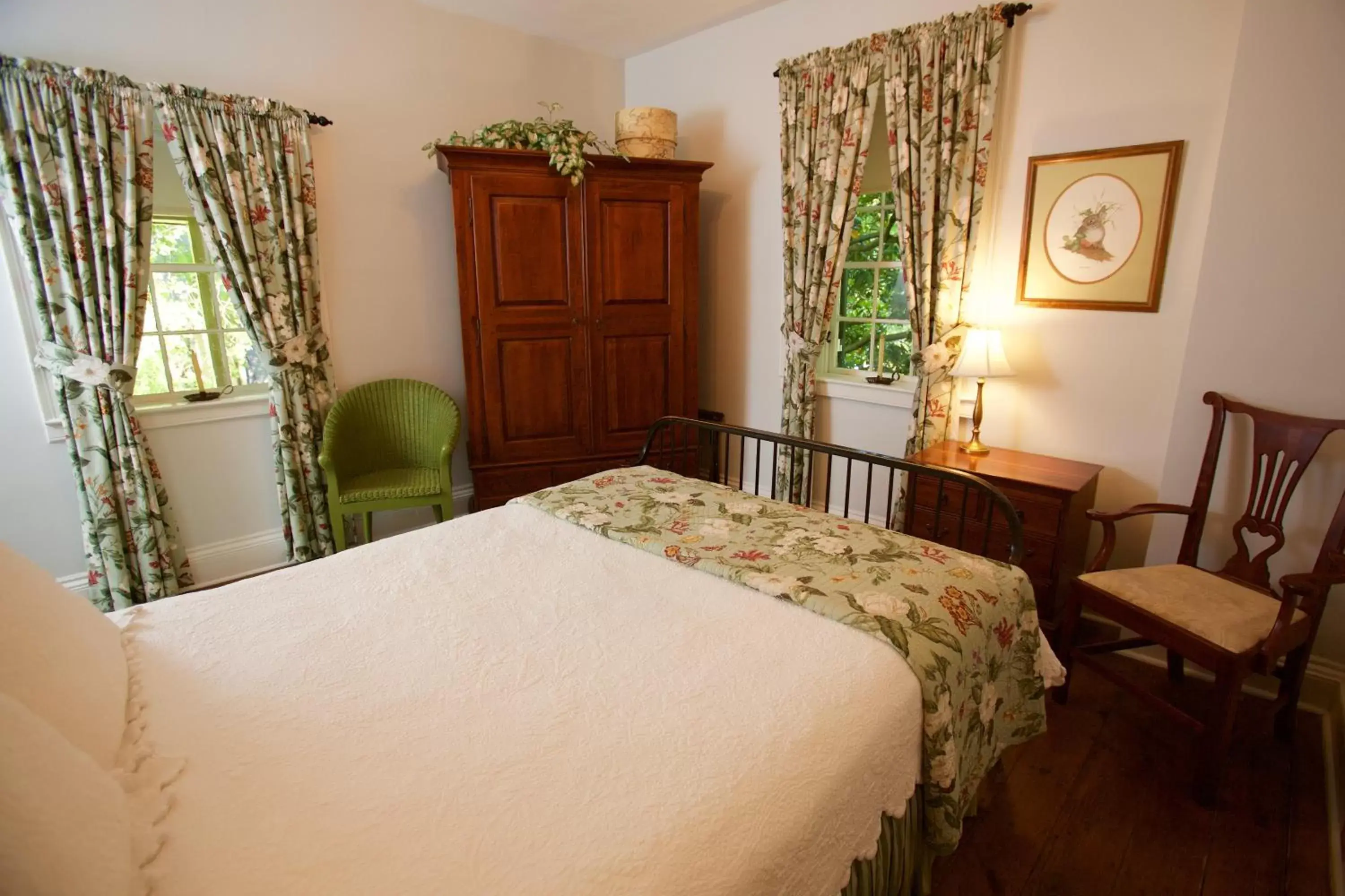 Standard Queen Room in The Zevely Inn Standard Queen Room in The Zevely Inn