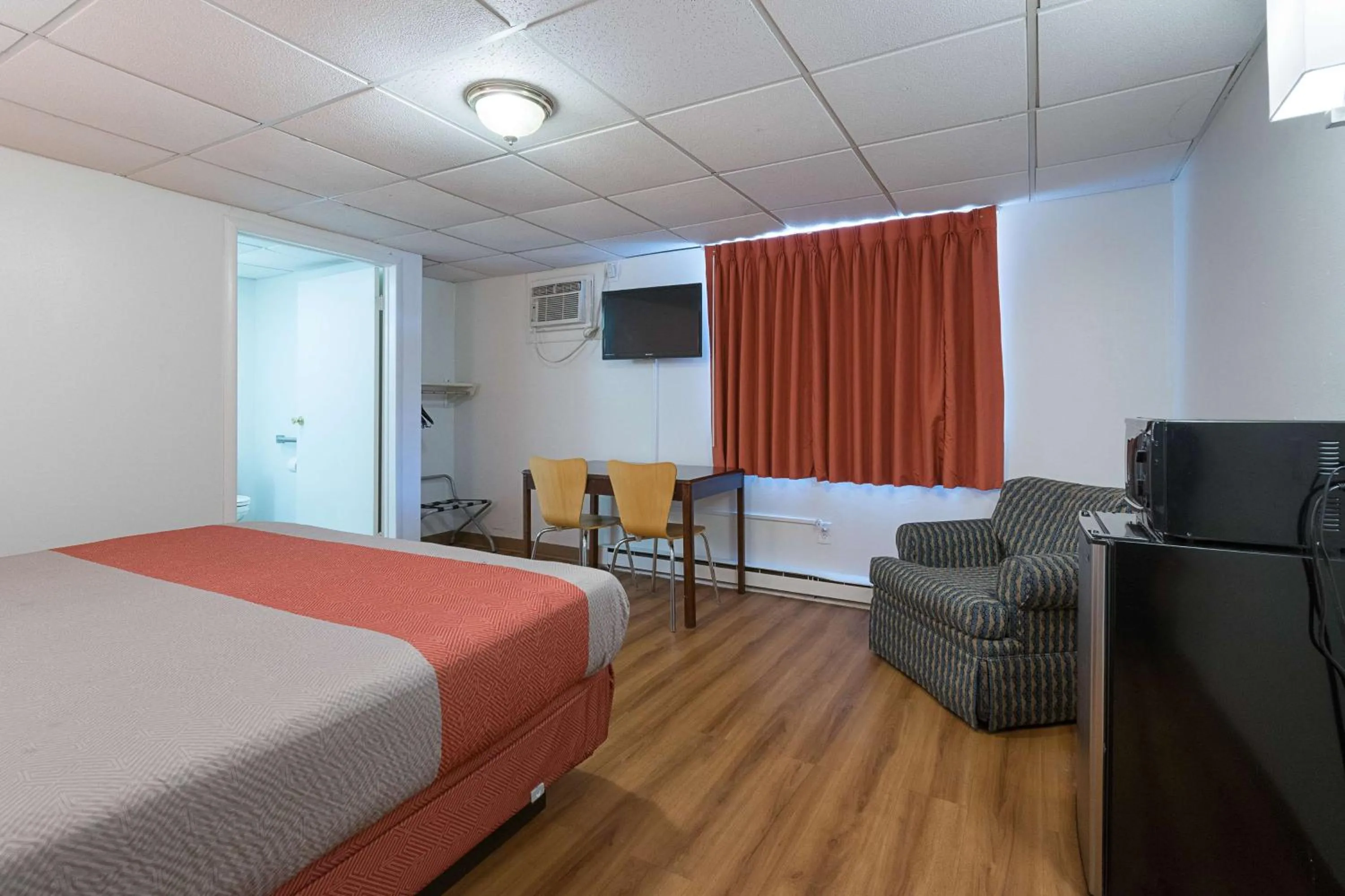 Photo of the whole room, Bed in Motel 6-Frackville, PA