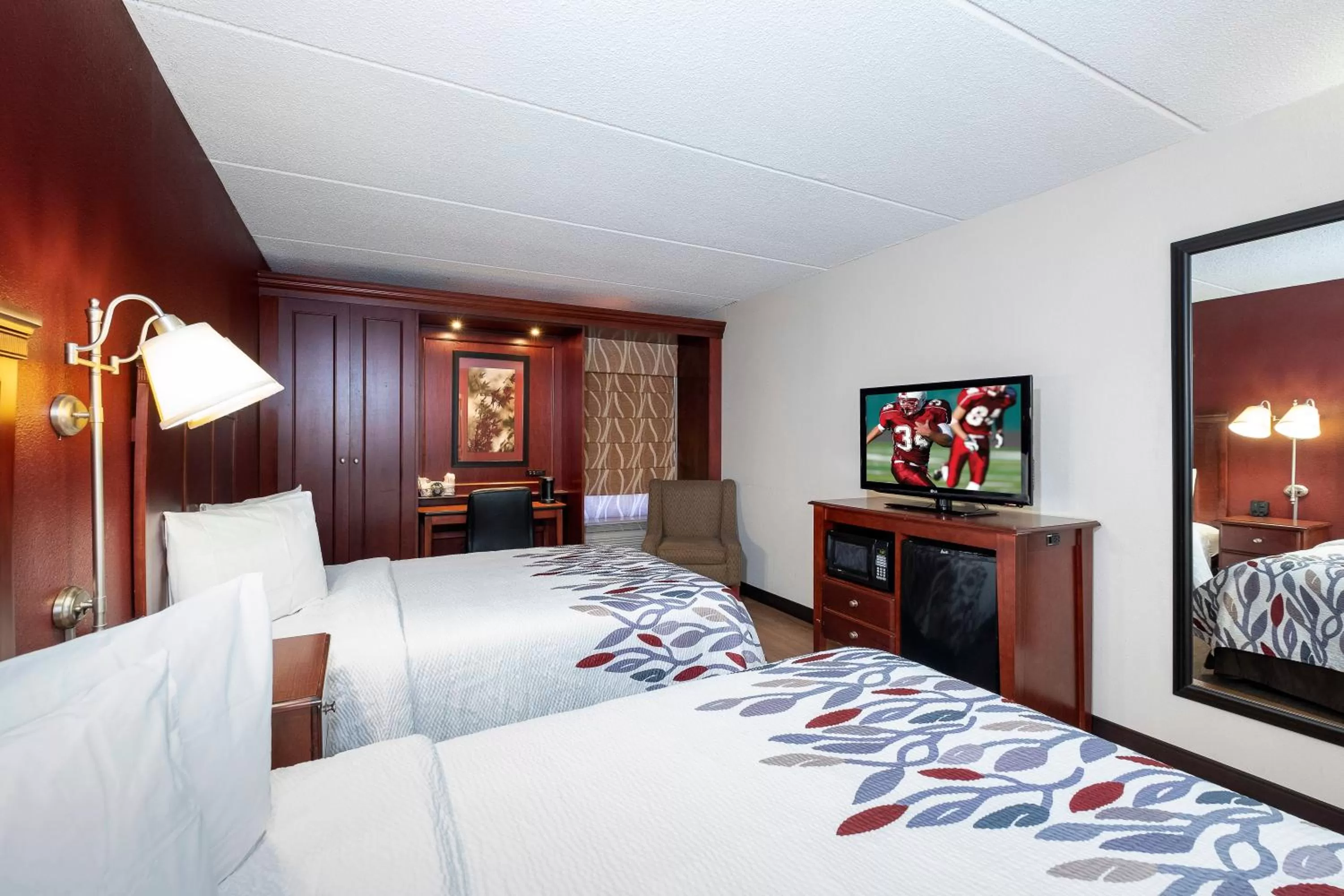 Photo of the whole room, Bed in Red Roof Inn Meriden