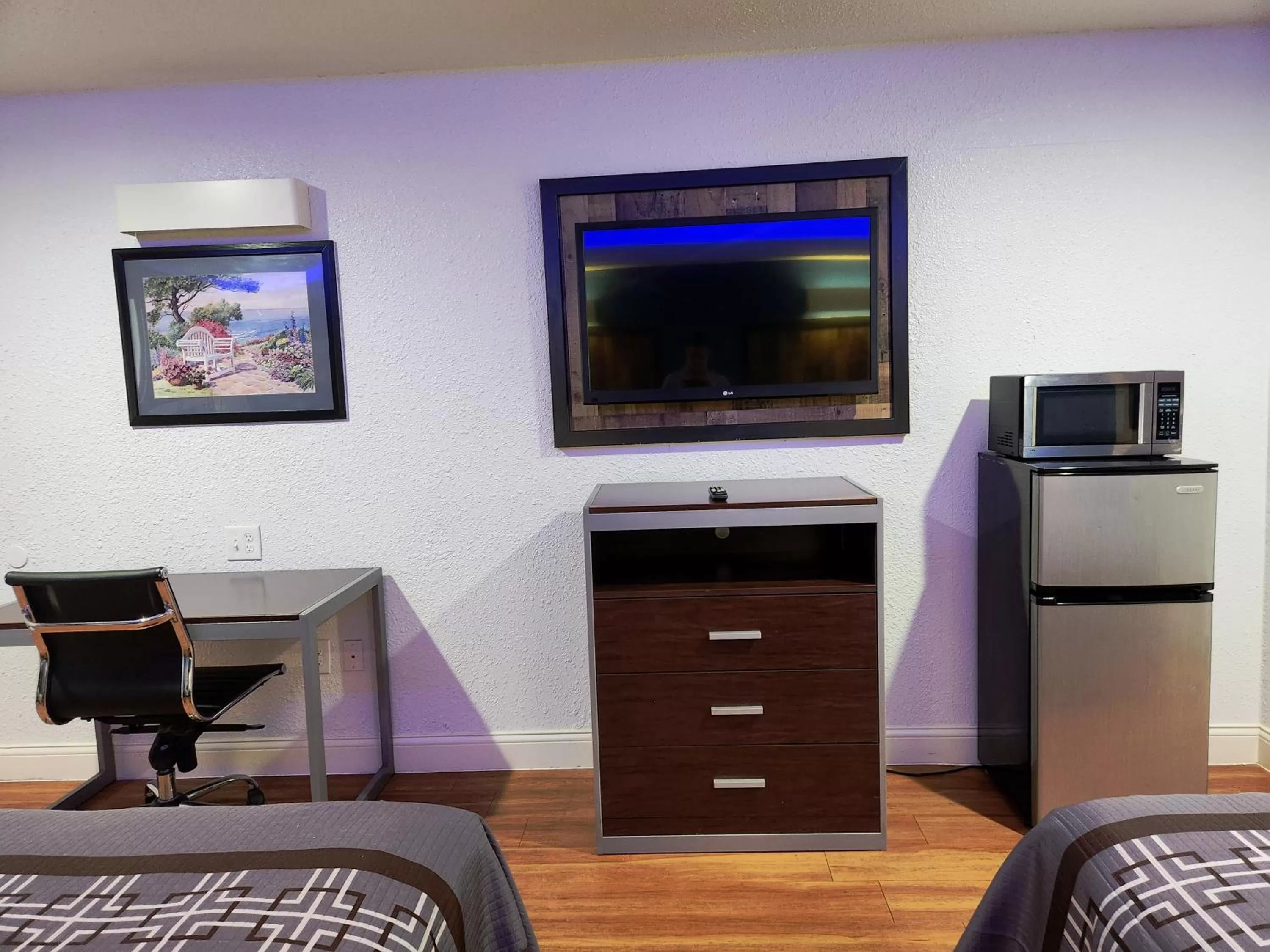 Bed in Express Inn Tomball