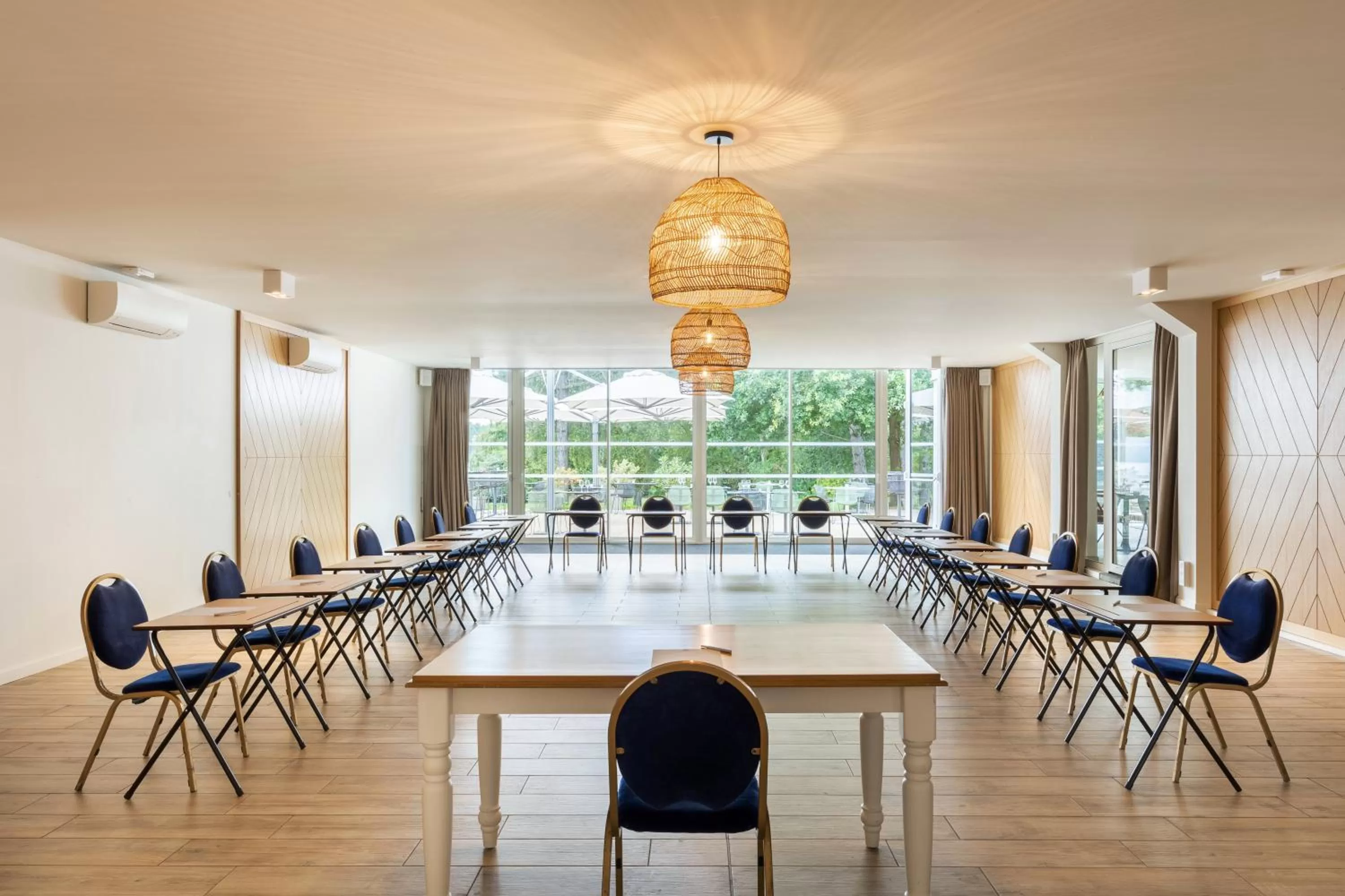 Property building in Best Western Hotel du Lac Dunkerque- Restaurant ouvert 7/7 midi et soir