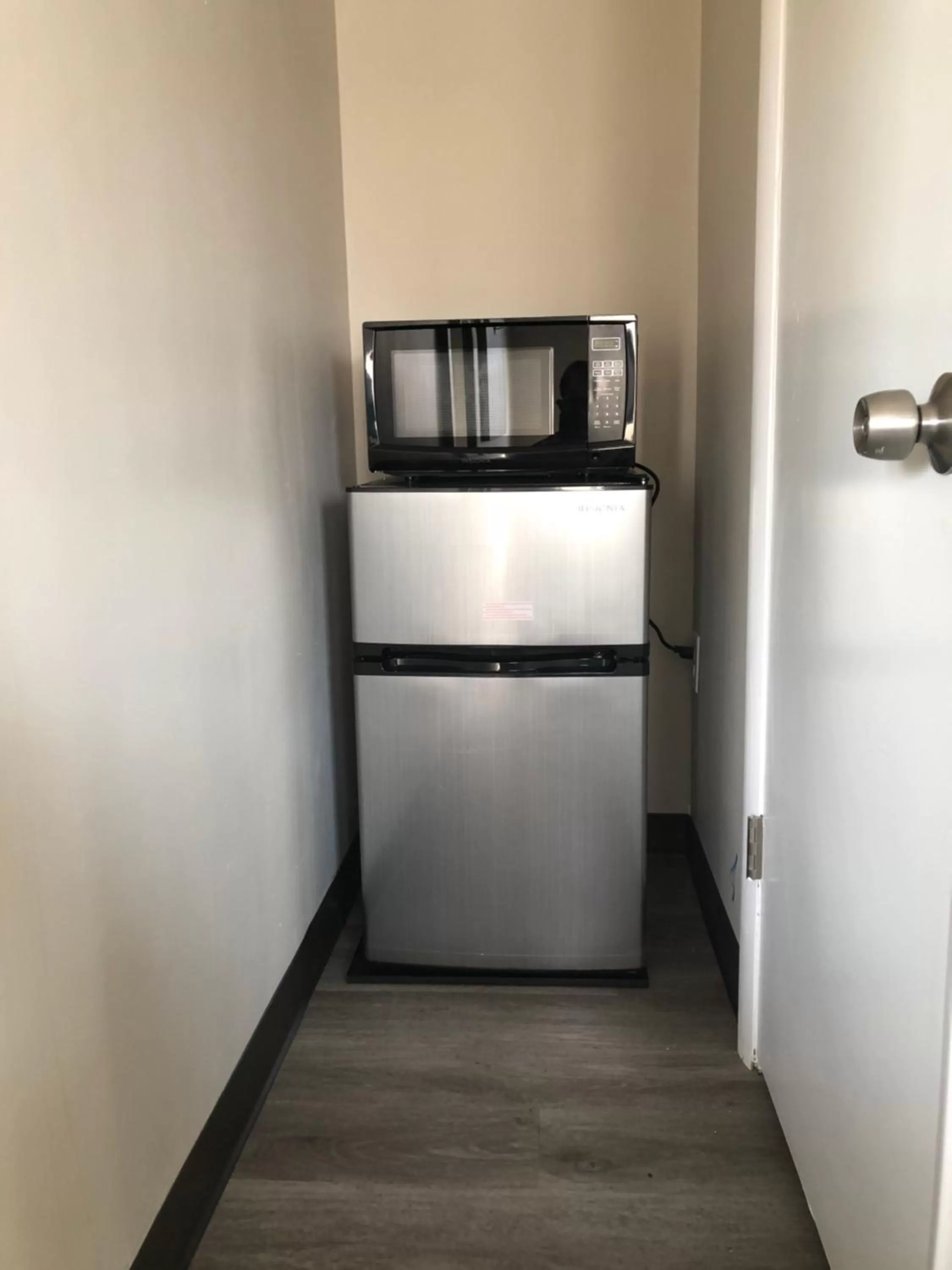 Kitchen or kitchenette in Trolley Stop Motel, Media ,Near PHL Airport PA