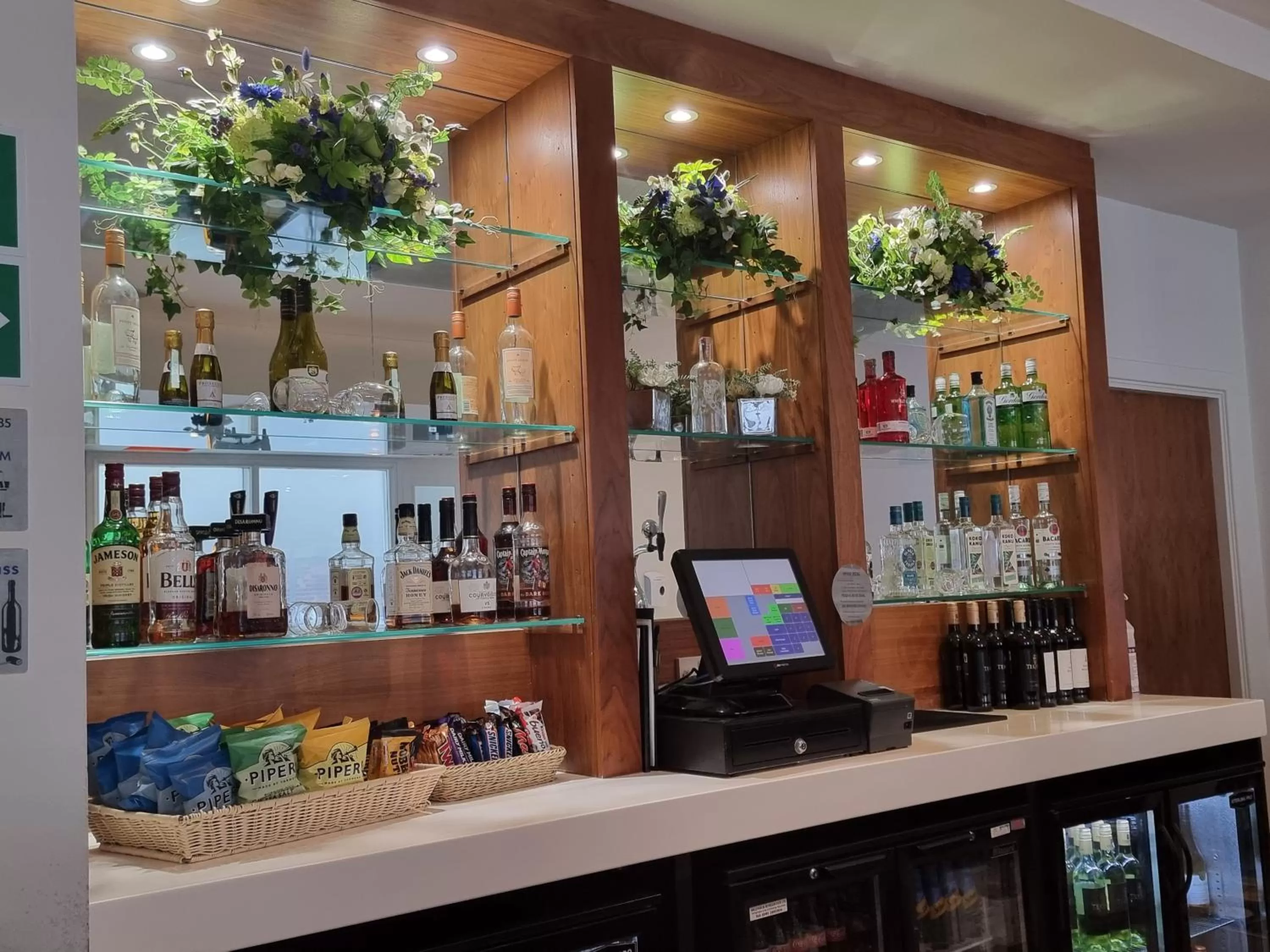 Lounge or bar in Holiday Inn Express Wakefield by IHG