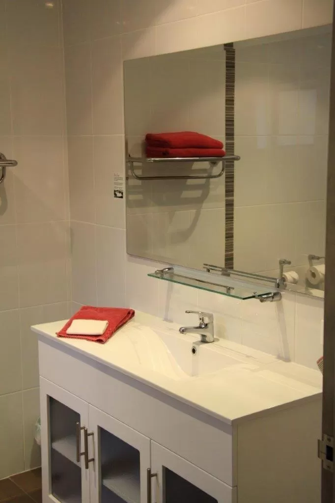 Bathroom in Emerald Gardens Motel & Apartments