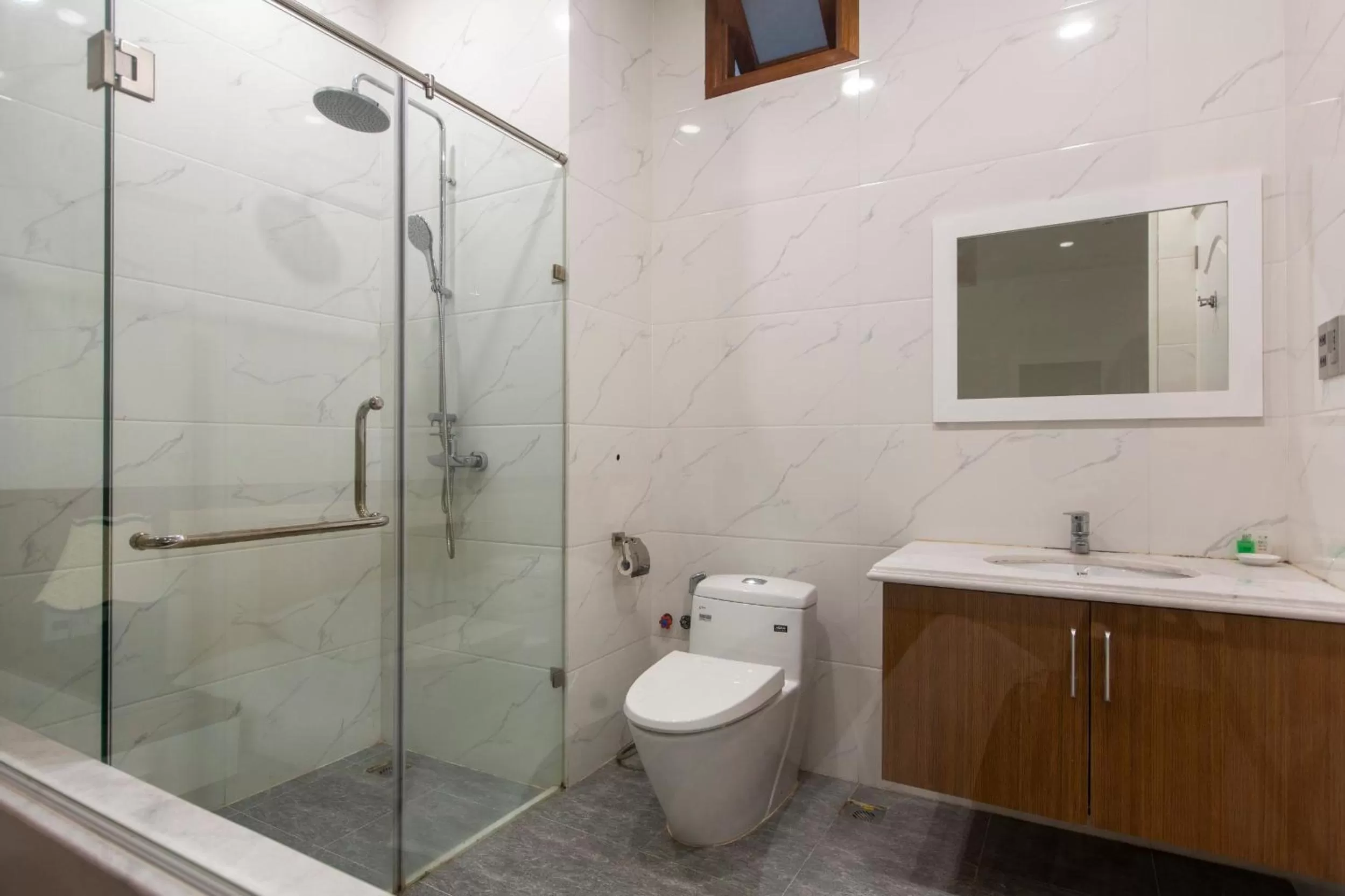Bathroom in Hoang Hung Hotel