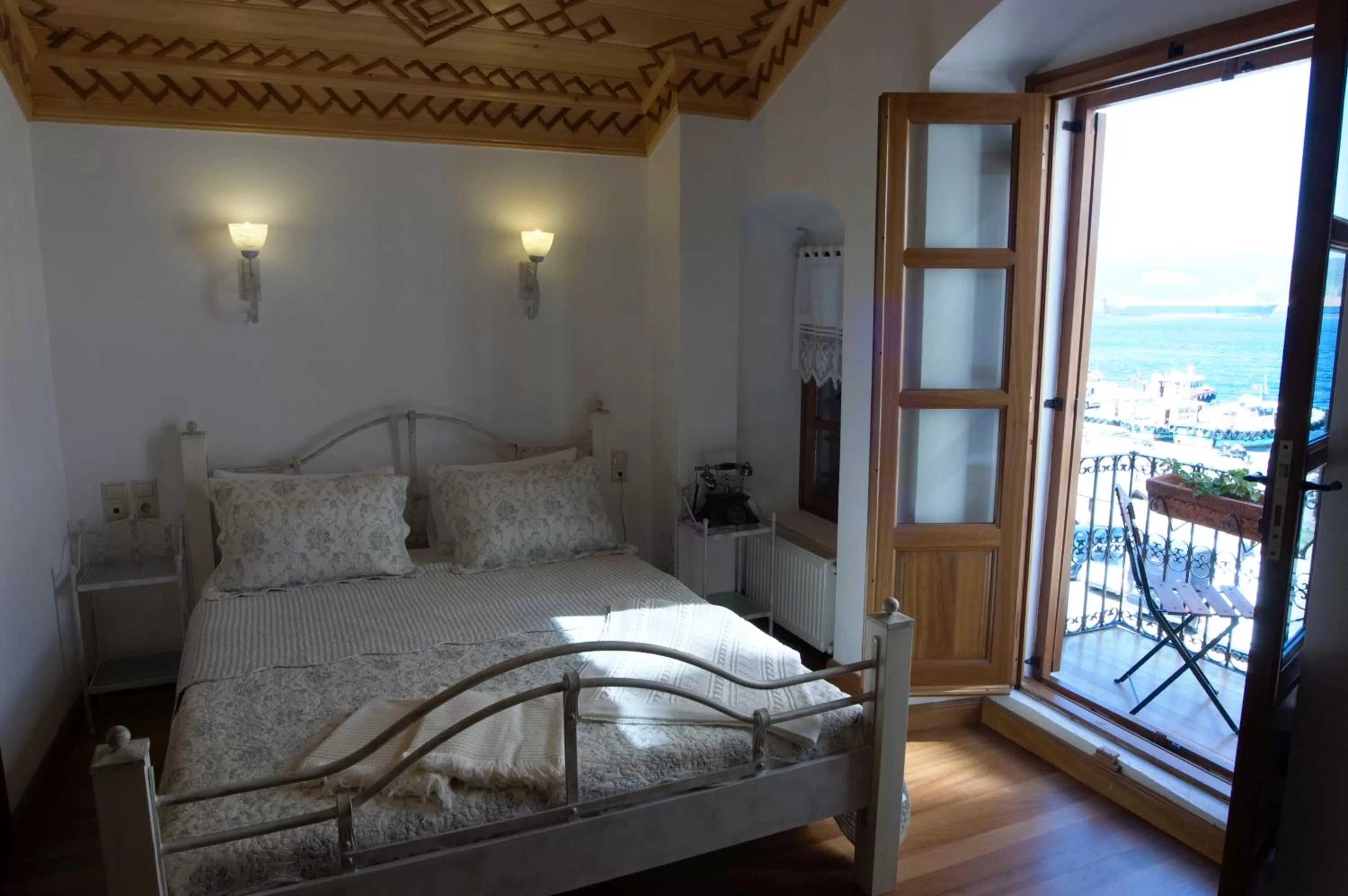 Balcony/Terrace, Bed in Hotel Des Etrangers - Special Category