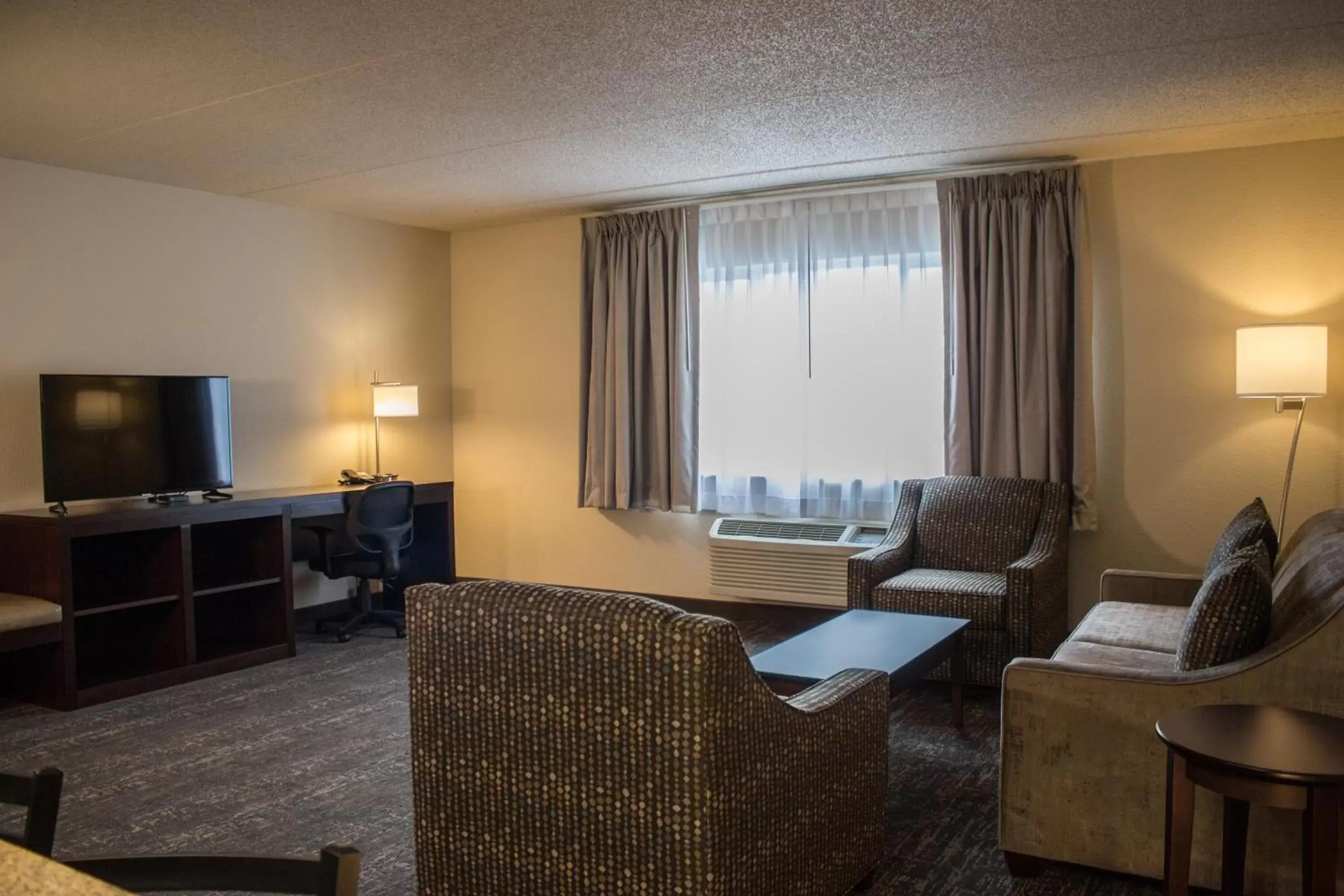 Deluxe Two Room King Suite - Disability Access - Non-Smoking in Cobblestone Suites - Oshkosh Deluxe Two Room King Suite - Disability Access - Non-Smoking in Cobblestone Suites - Oshkosh