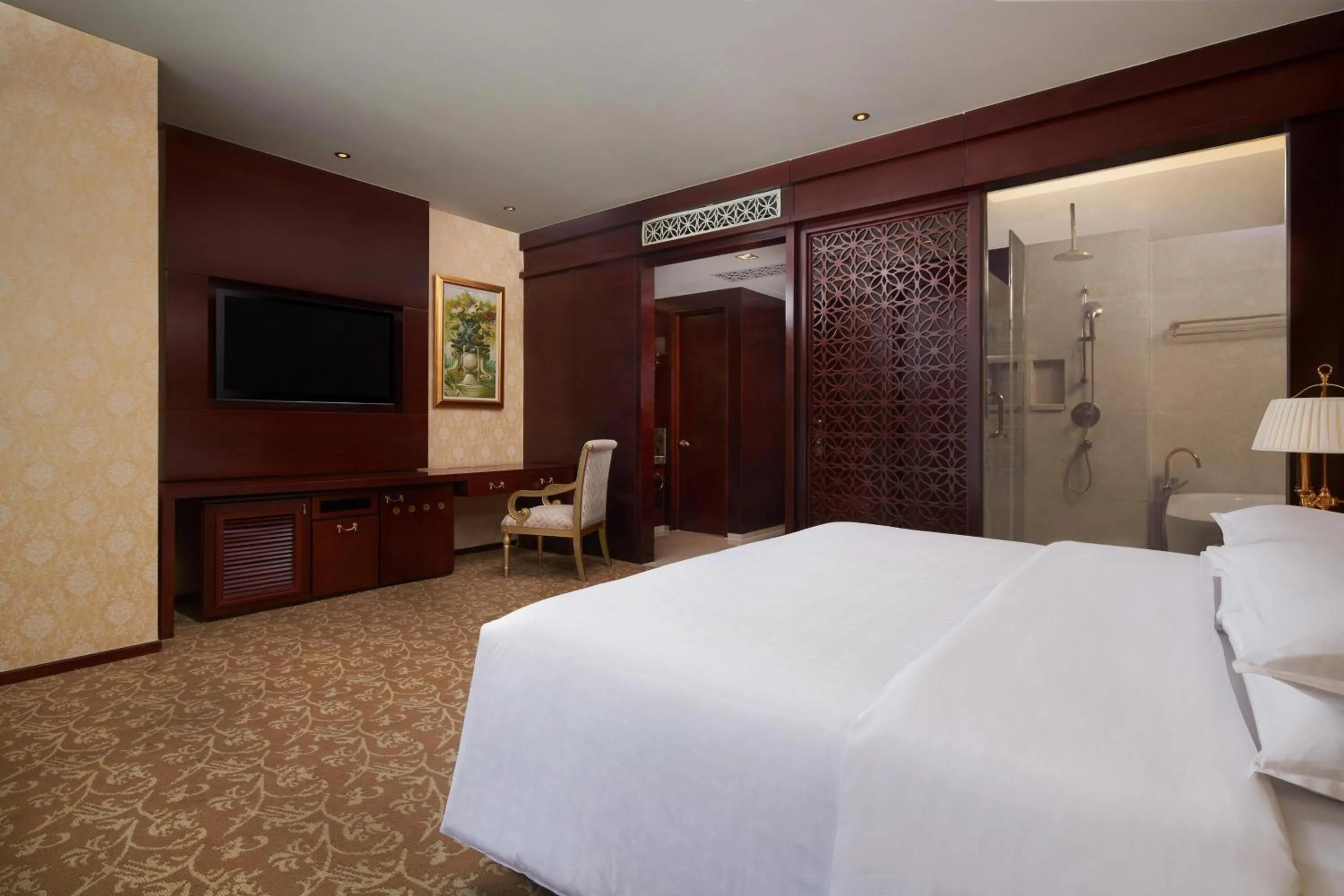 Photo of the whole room, Bed in Sheraton Chongqing Hotel