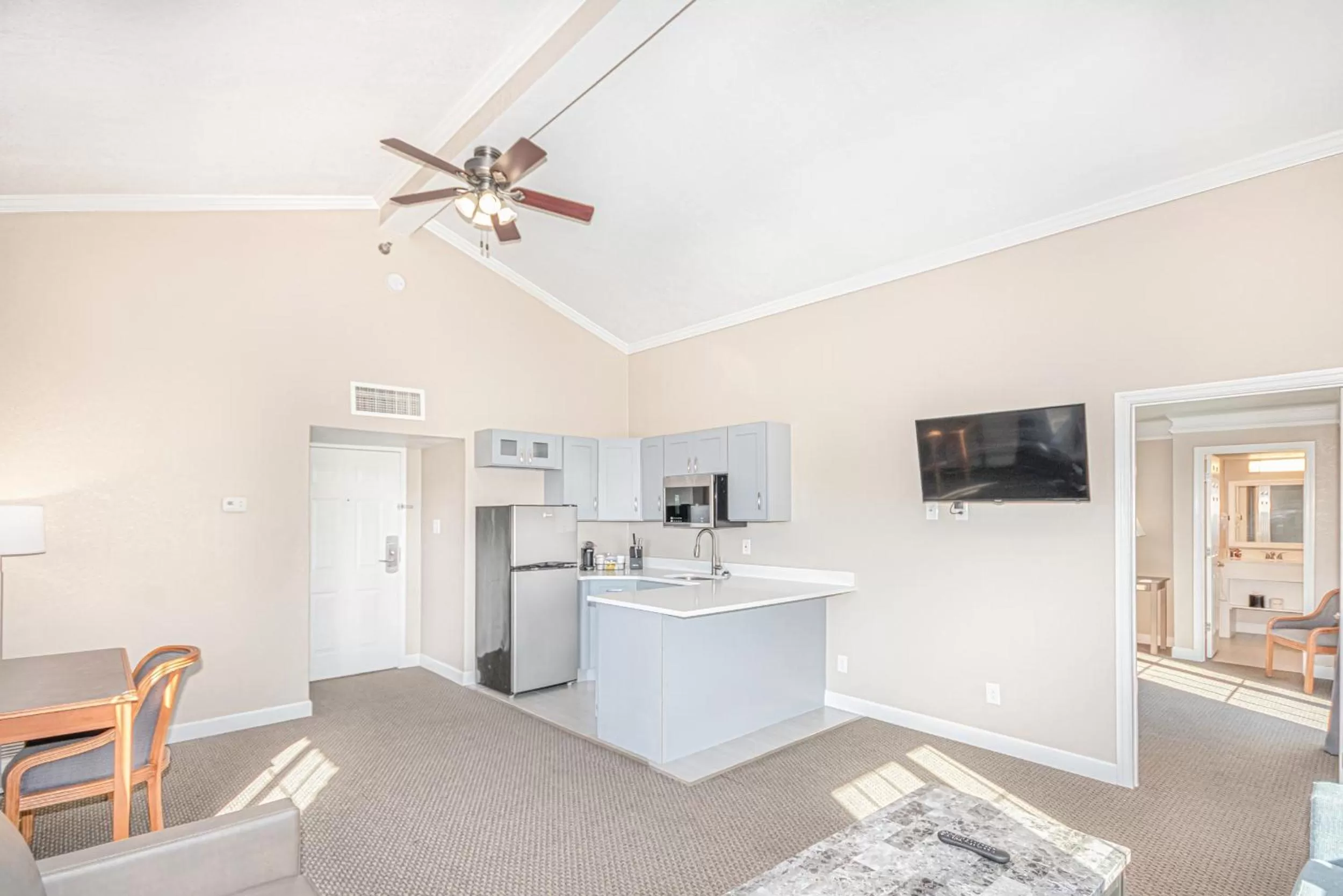 TV and multimedia in Casa Bella Inn & Suites Extended Stay