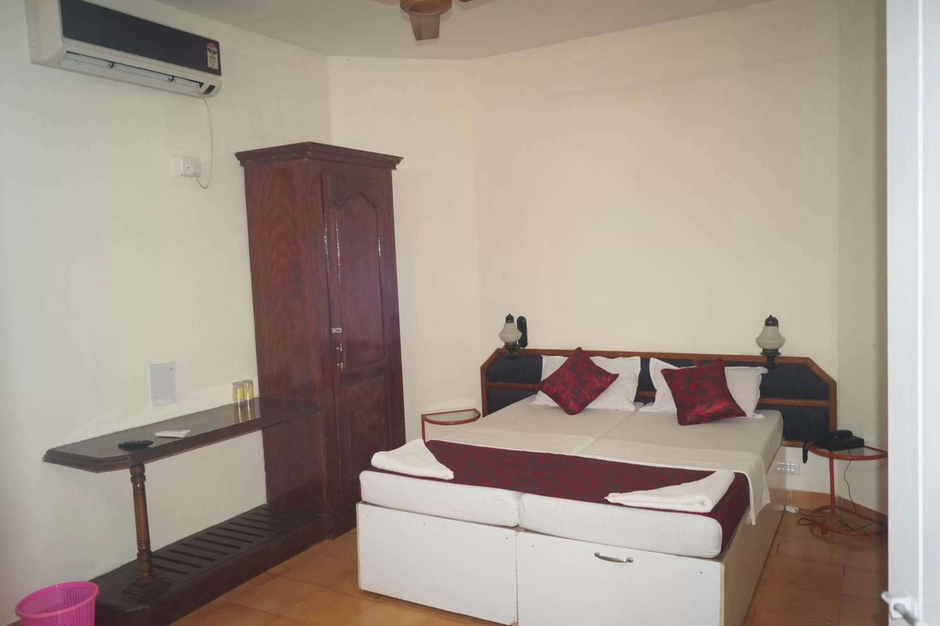 Photo of the whole room, Bed in Hotel Thushara