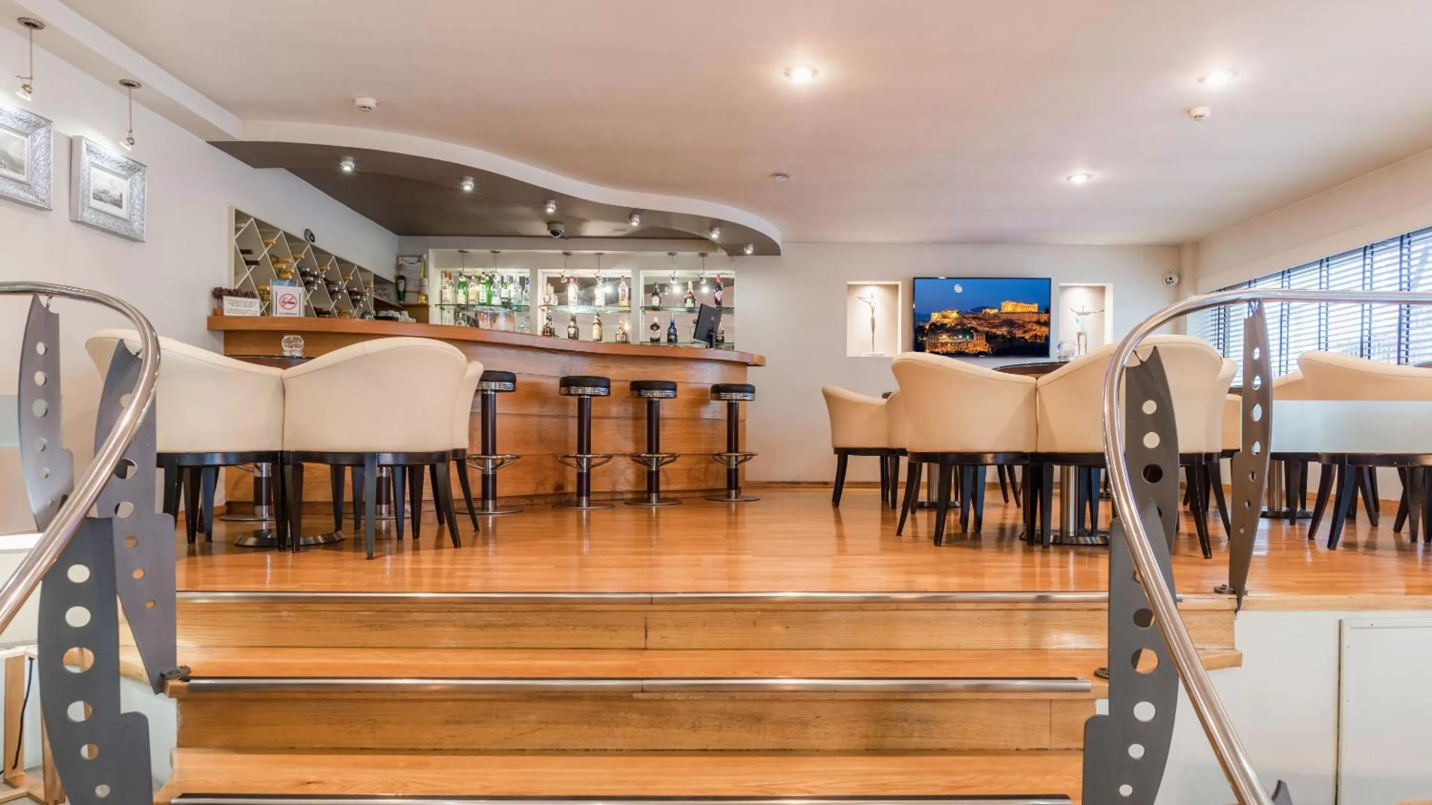 Restaurant/places to eat in Acropolis Select