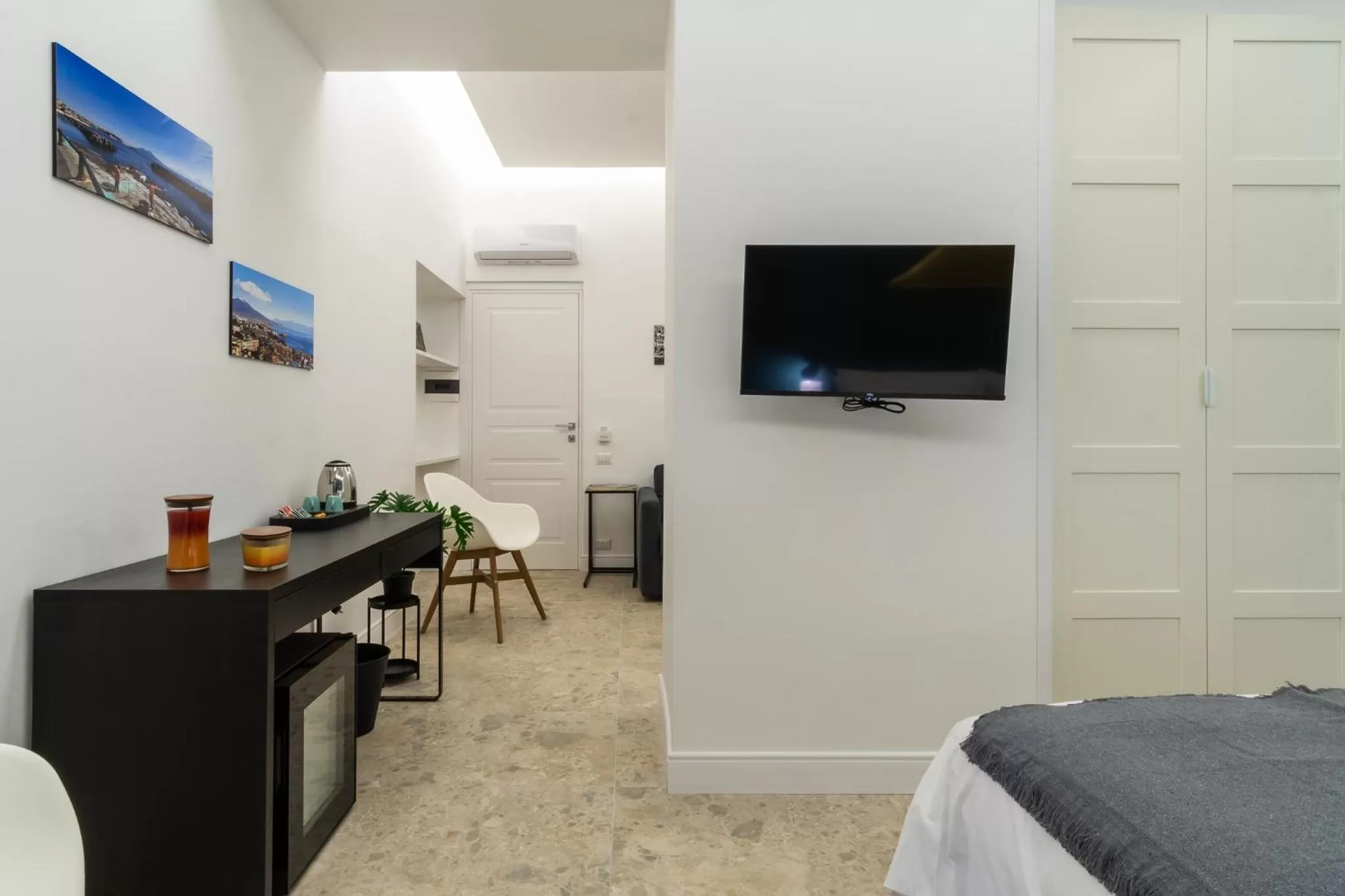 Bed, TV/Entertainment Center in Naos