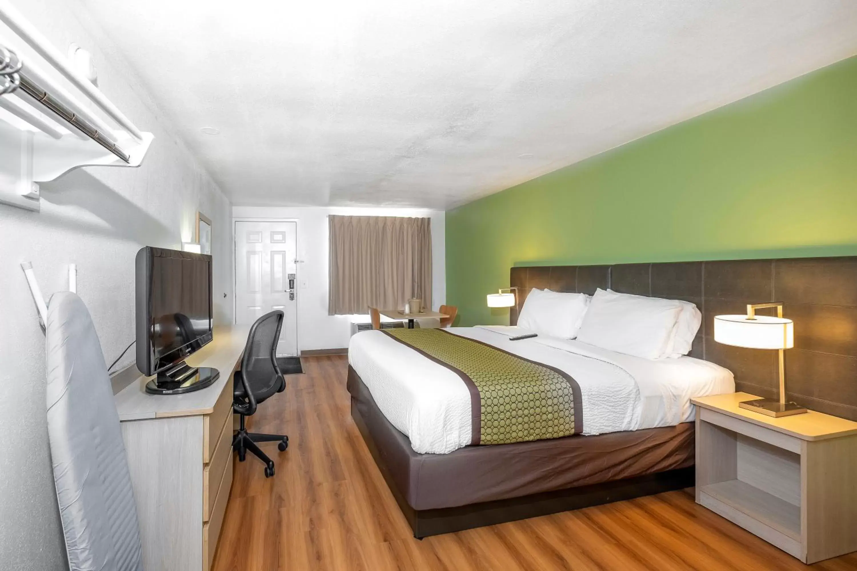 King Room - Non-Smoking in American Inn King Room - Non-Smoking in American Inn