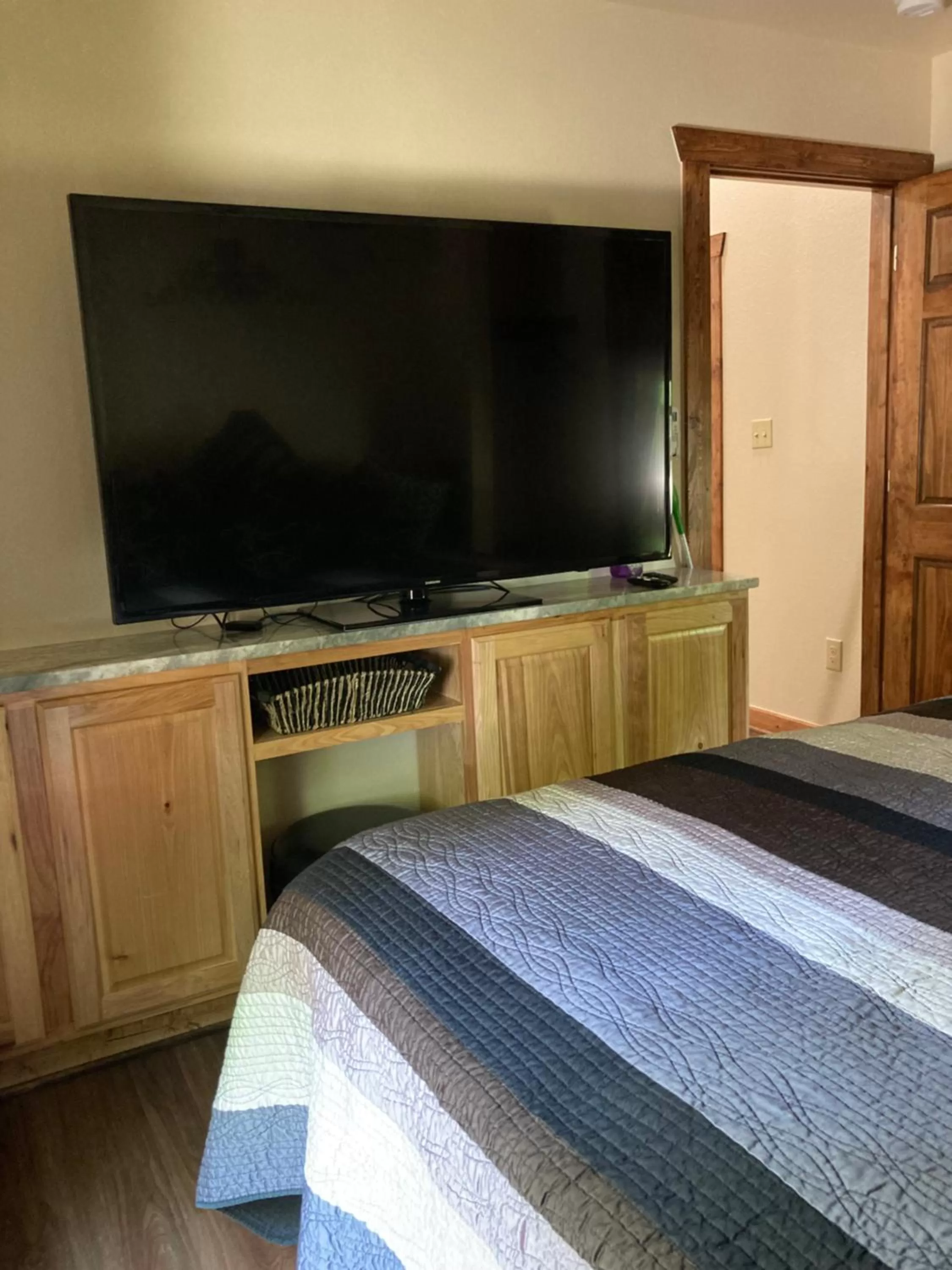 TV and multimedia, Bed in All Seasons Treehouse Village