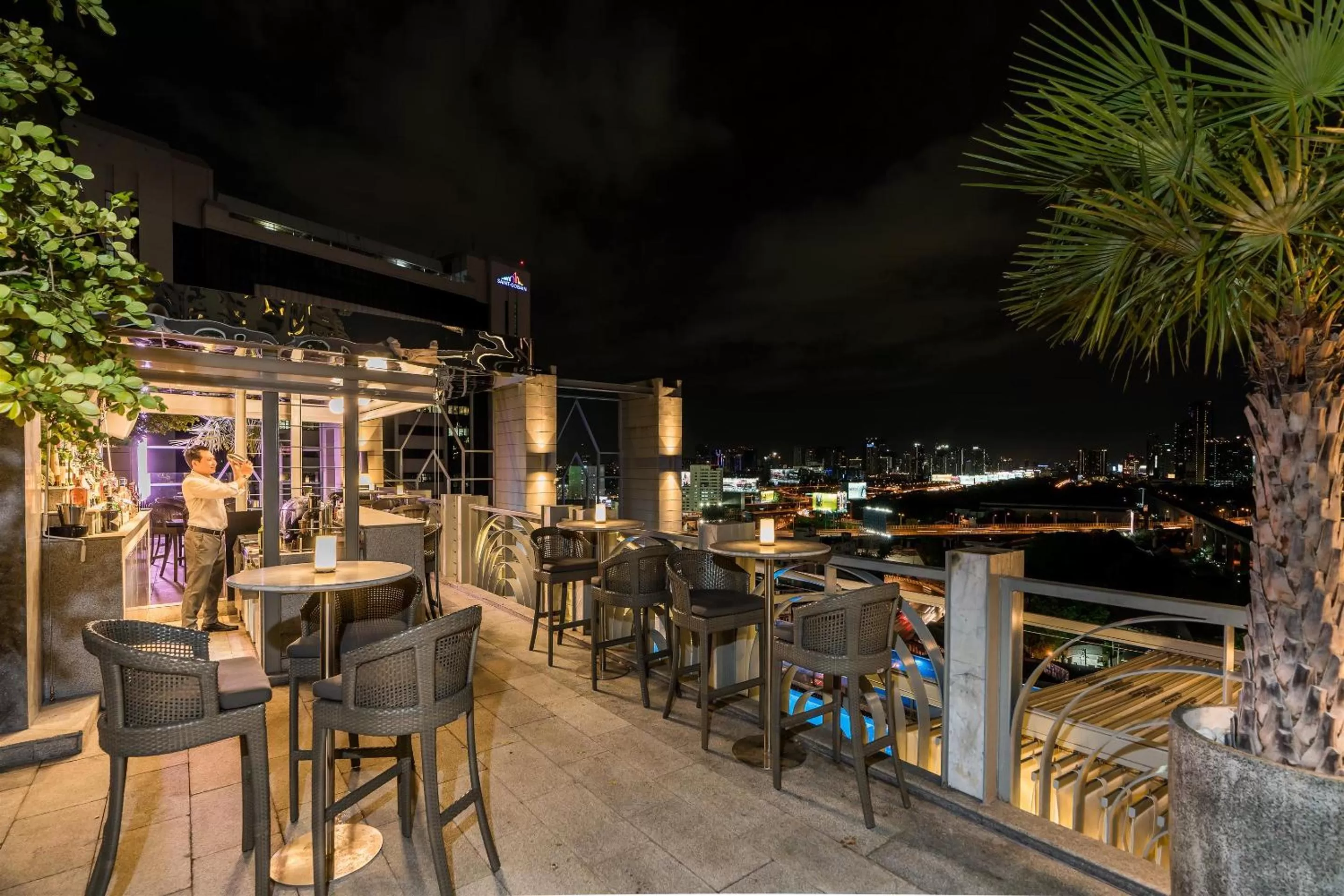 Restaurant/places to eat in Akara Hotel