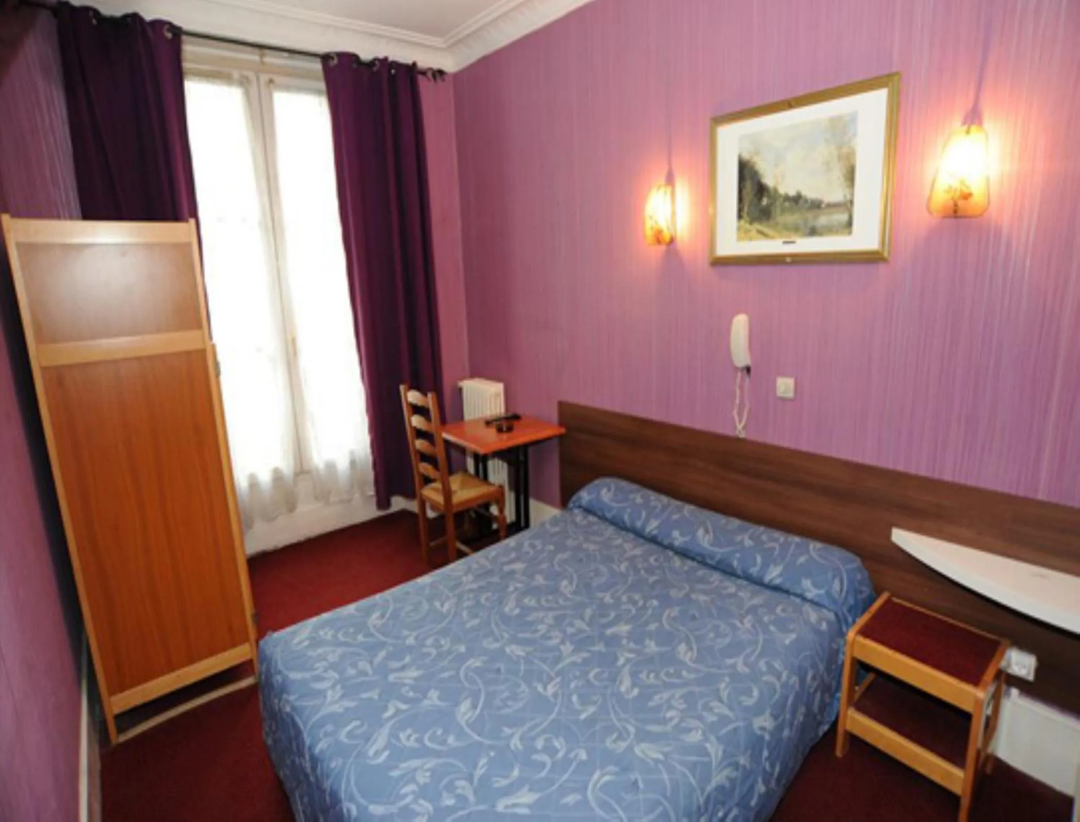 Photo of the whole room, Bed in Sully Hôtel