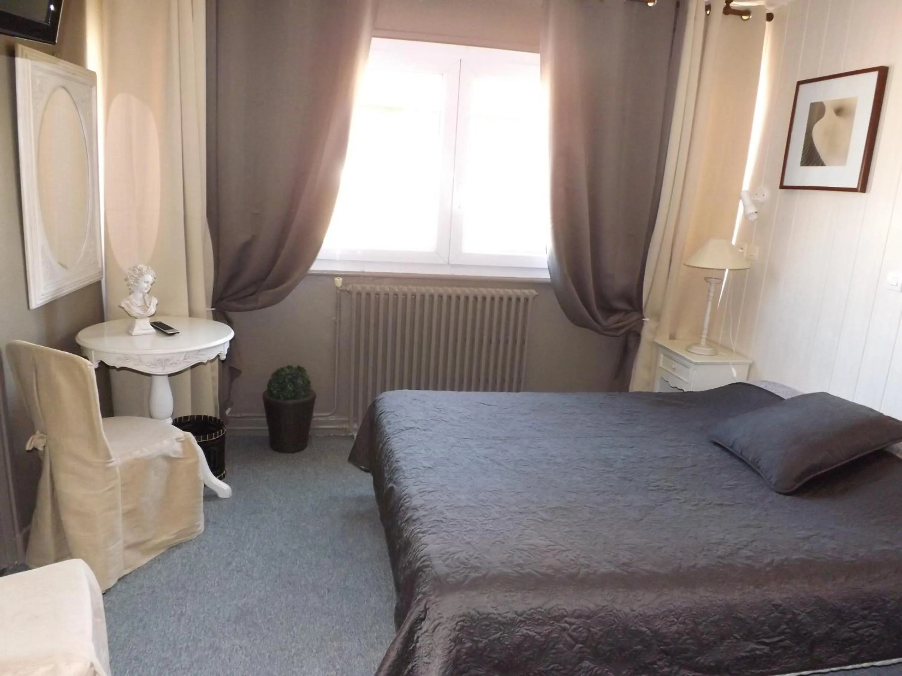 Photo of the whole room in Hôtel De Londres