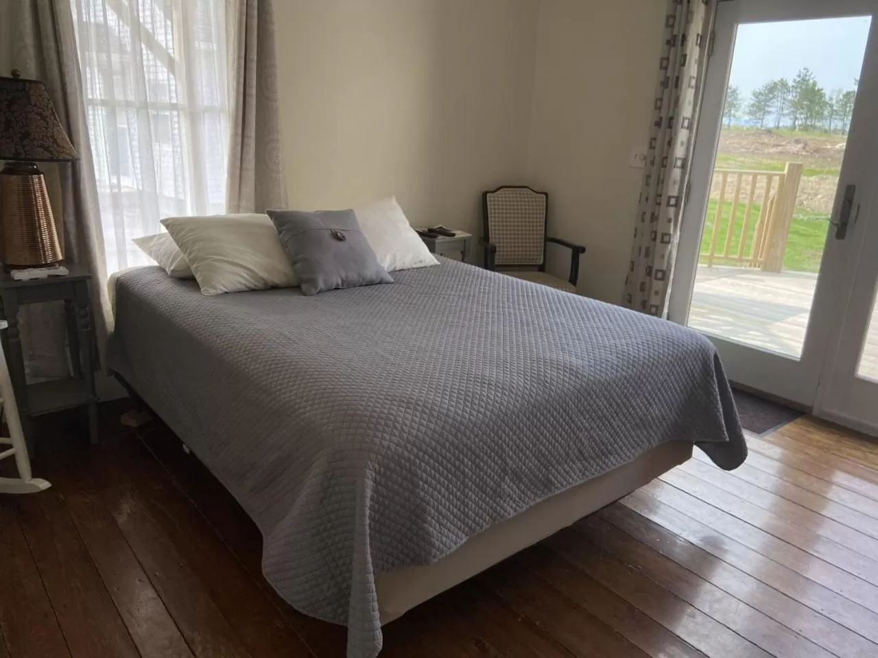 Unit 2-Single Queen Bed in The Whitetail Inn and Suites- Lincoln