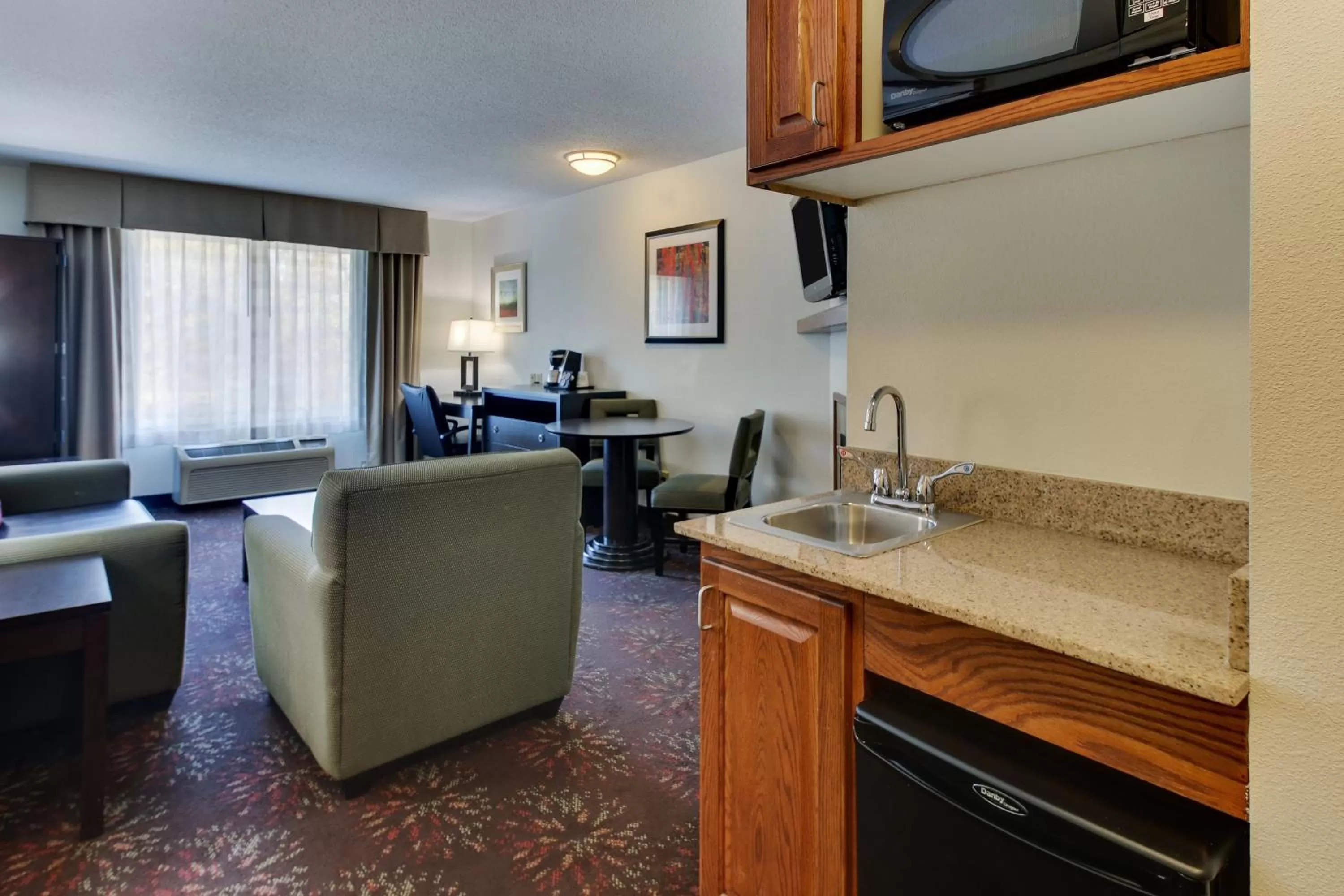 Photo of the whole room in Holiday Inn Express Hotel & Suites Lancaster-Lititz by IHG