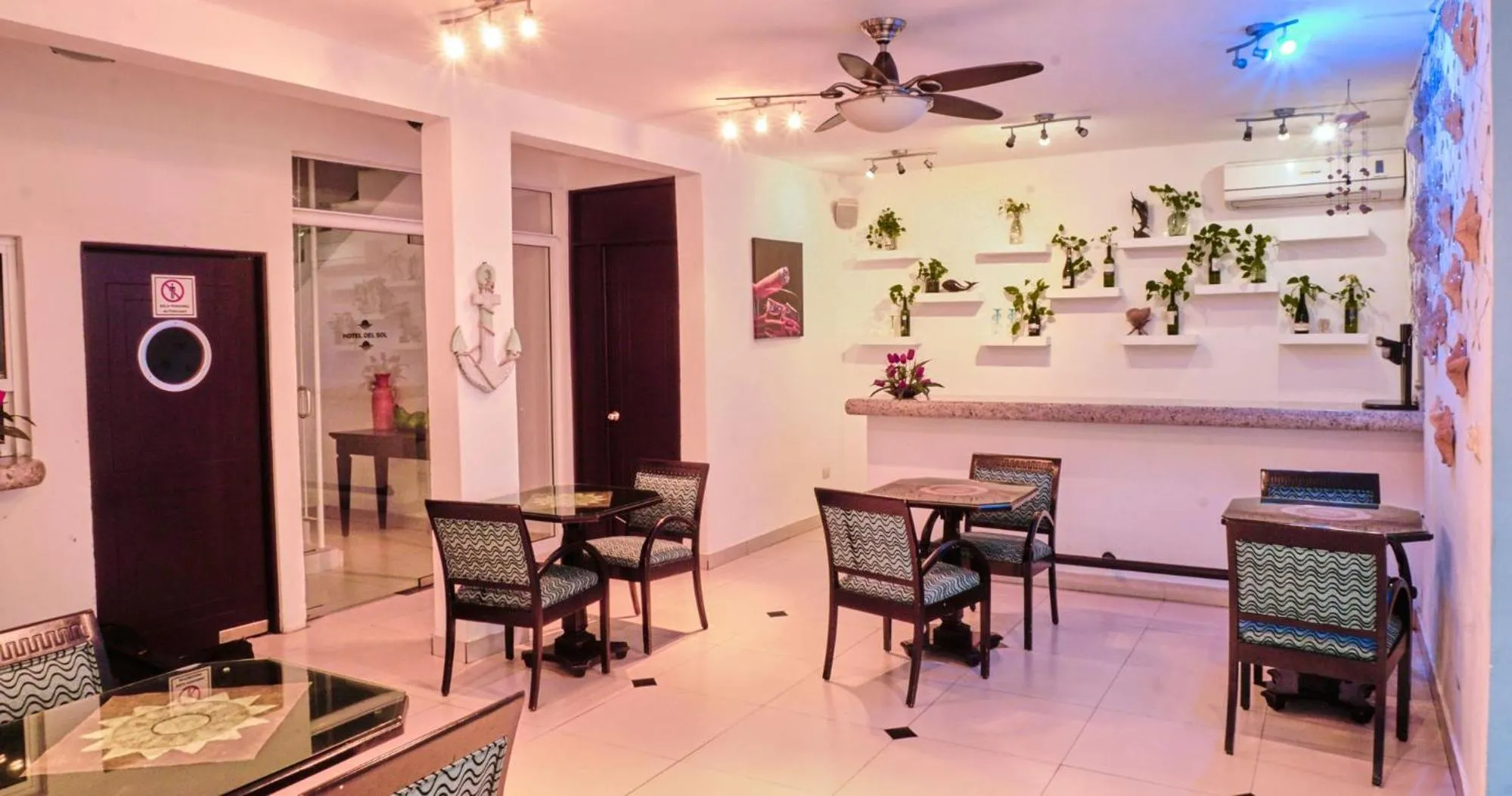 Restaurant/places to eat in Hotel Del Sol